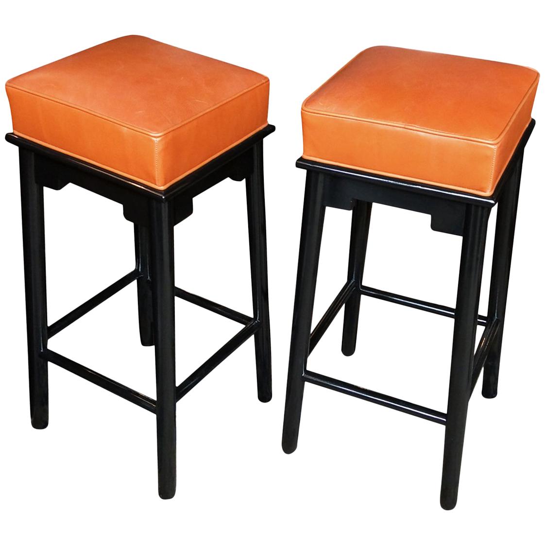 Paire de tabourets de bar en cuir et laqué des années 1950 dans le style de James Mont