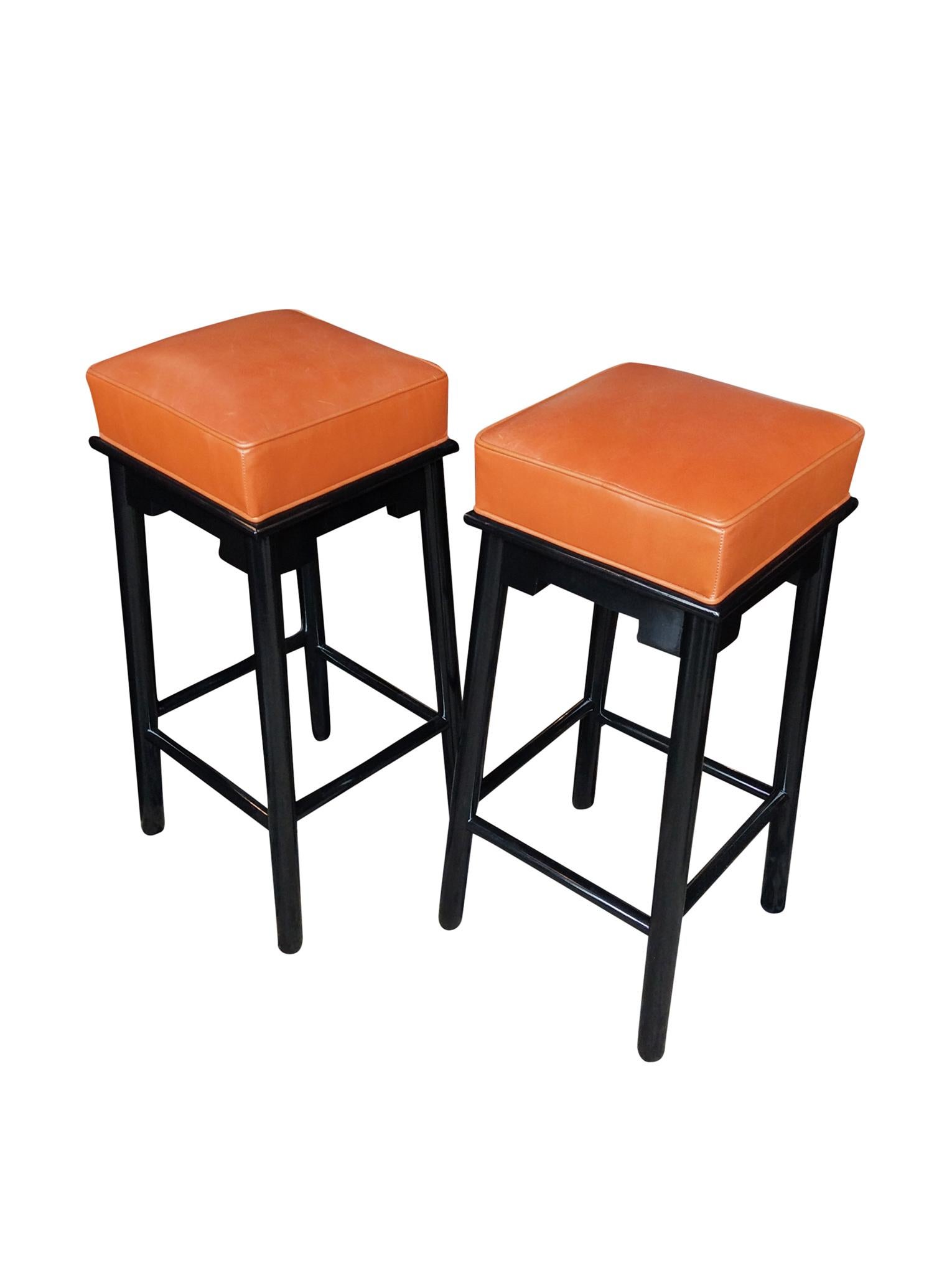 Hollywood Regency Pair of 1950s Leather and Lacquered Bar Stools in the Style of James Mont For Sale