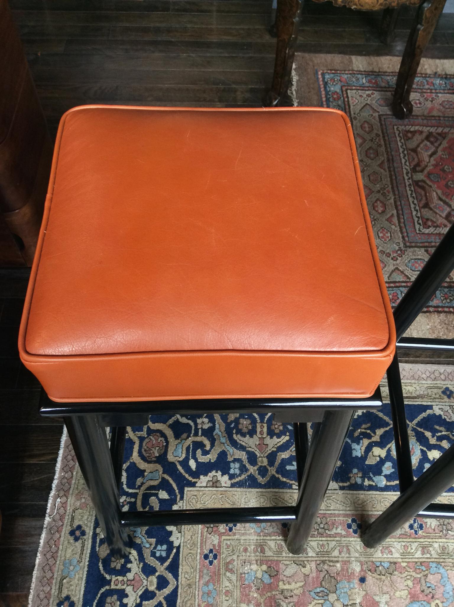 20th Century Pair of 1950s Leather and Lacquered Bar Stools in the Style of James Mont For Sale
