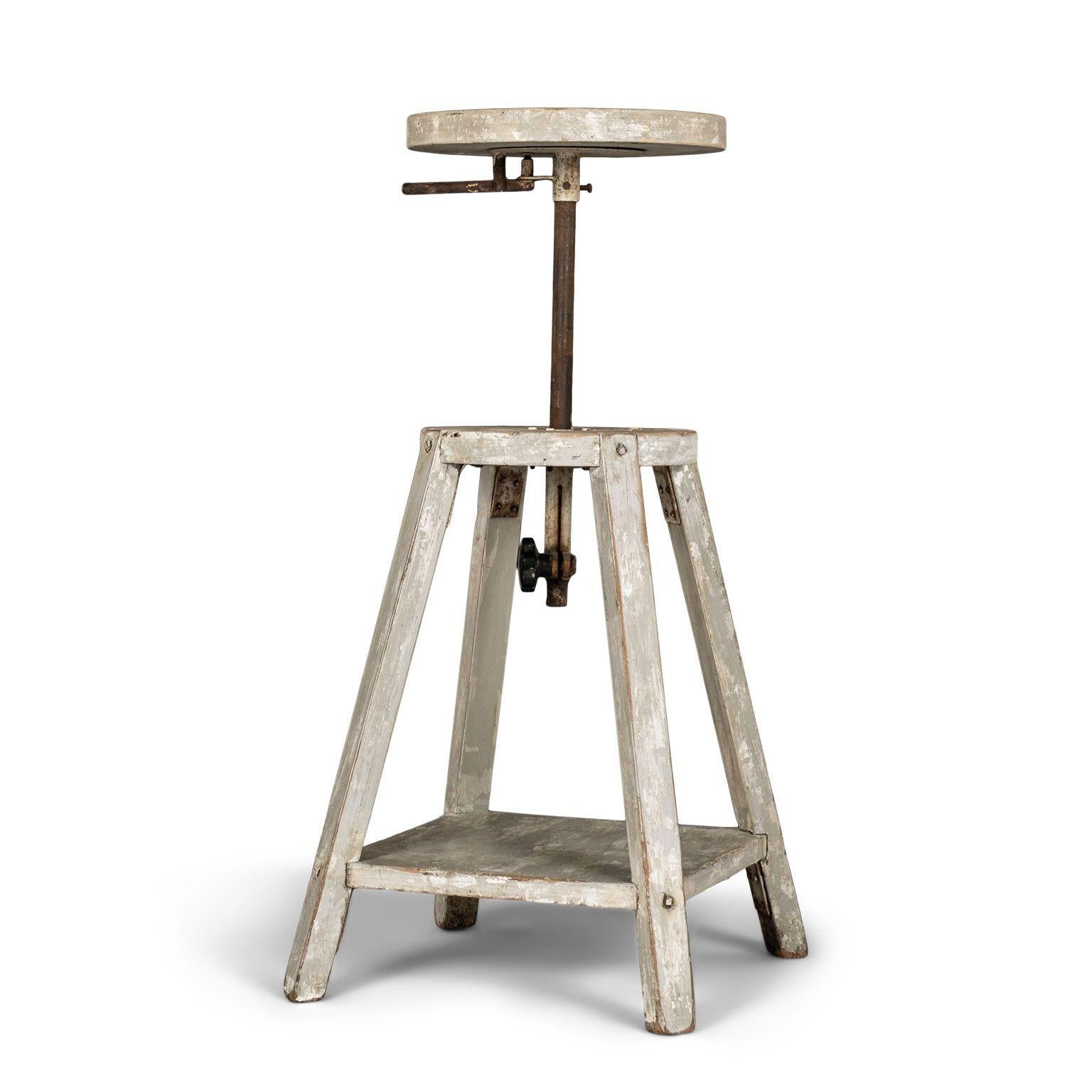 Français Pair of 1950s Light-Gray Painted French Sculptors Stands en vente