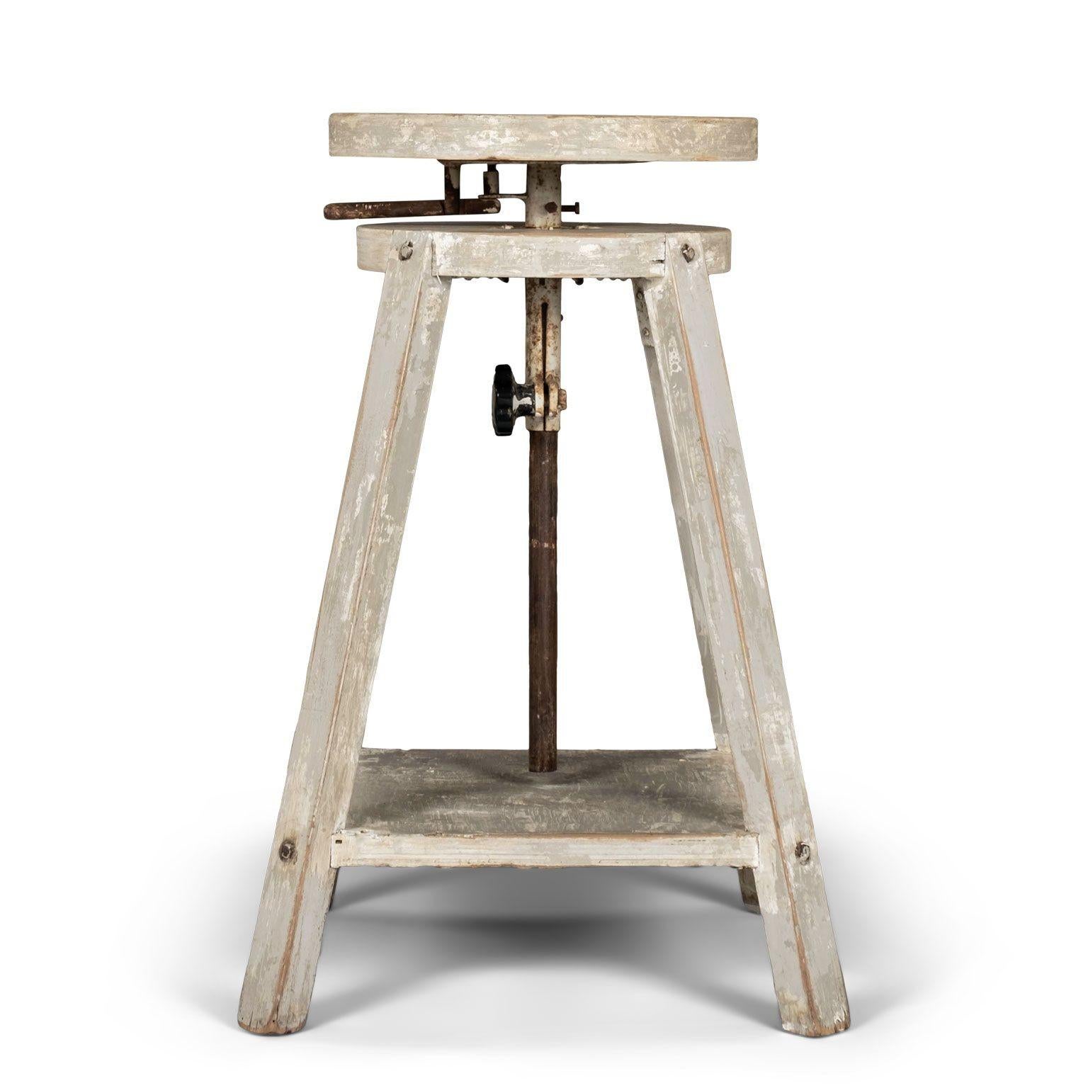 Milieu du XXe siècle Pair of 1950s Light-Gray Painted French Sculptors Stands en vente