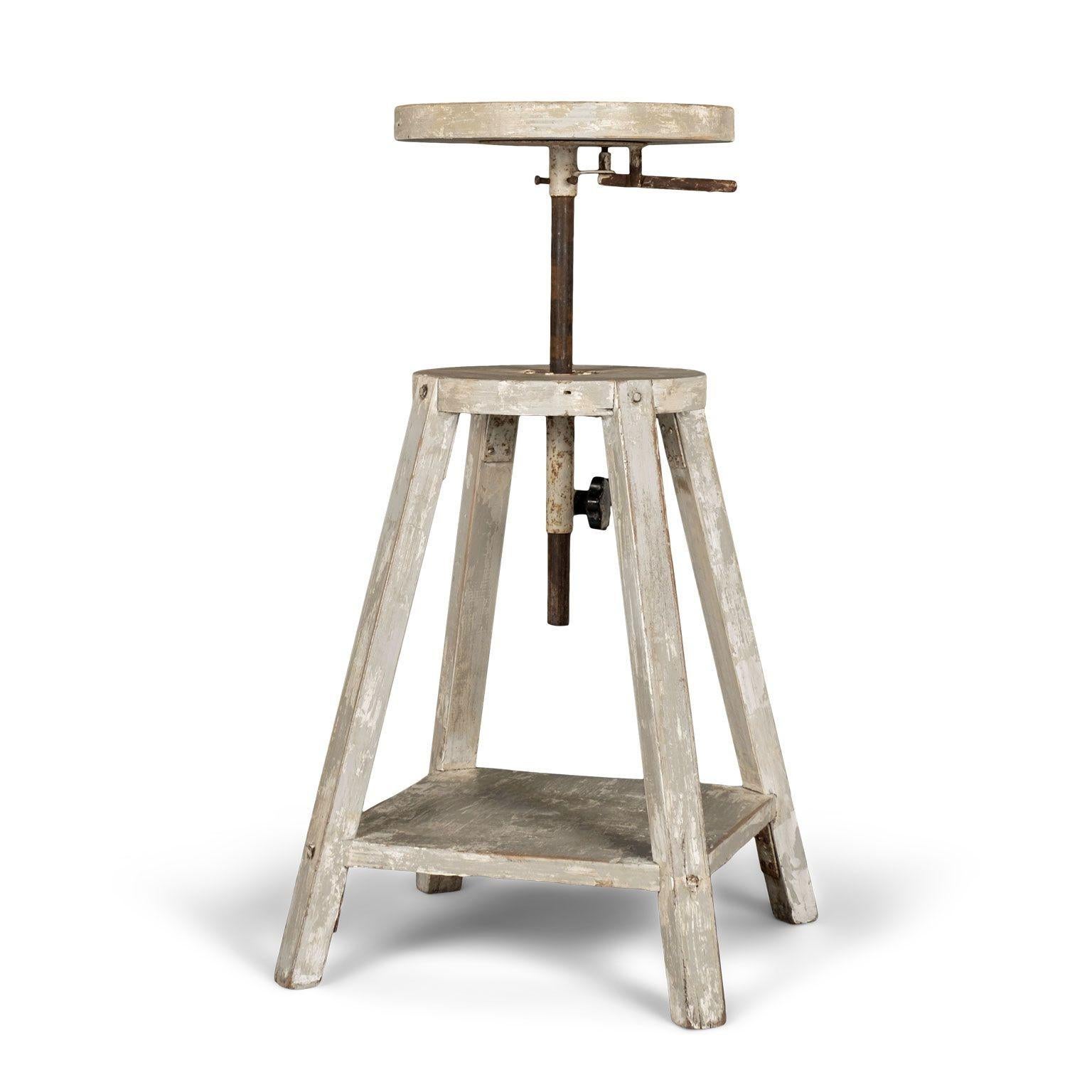 Pair of 1950s Light-Gray Painted French Sculptors Stands en vente 1