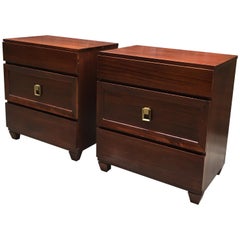 Paire de commodes modernes profilées en acajou des années 1950
