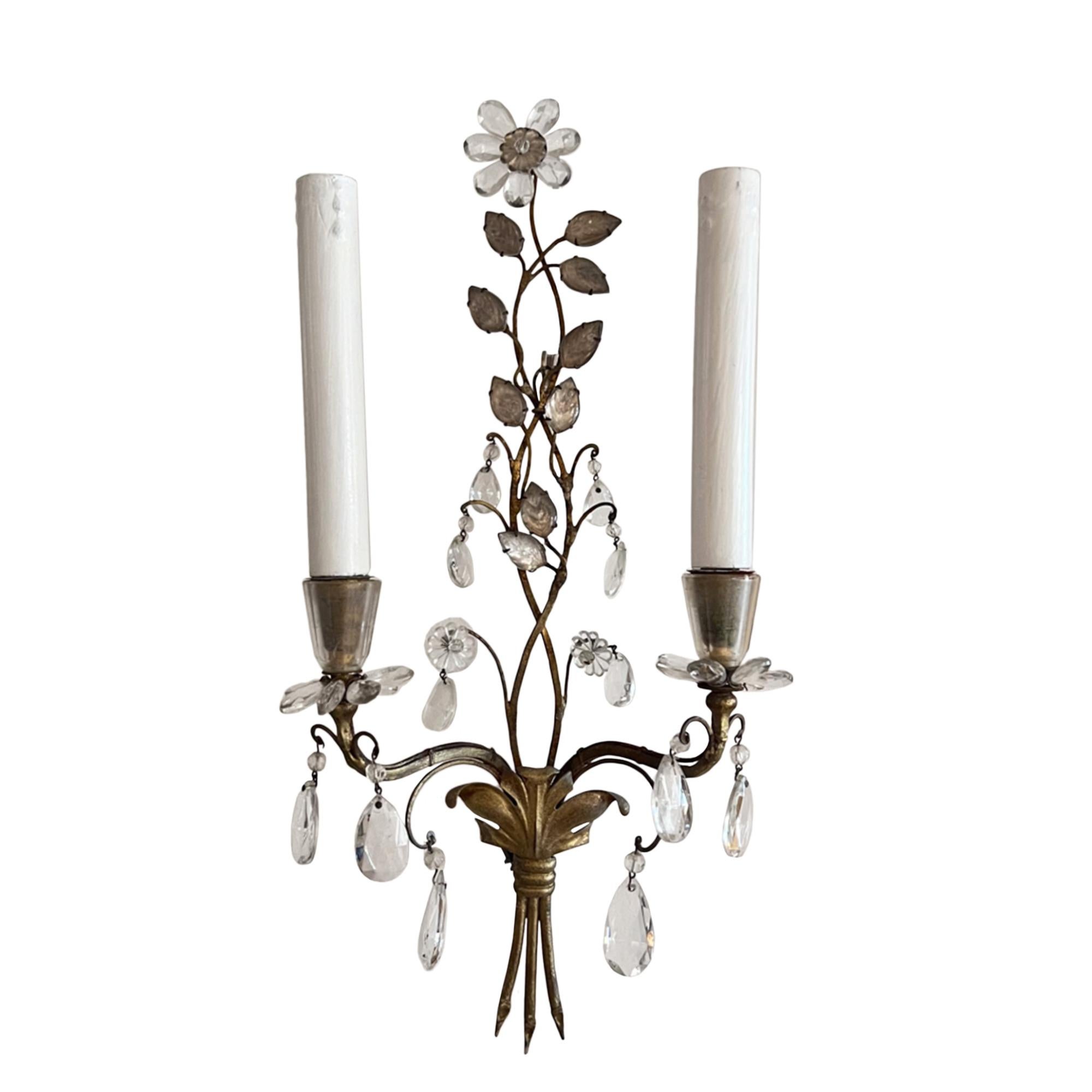 A beautiful pair of Maison Baguès wall sconces, with their famous floral design.

This pair were made in the 1950s in Paris.

We actively look for pieces by Maison Bagués and can source chandelier(s) to compliment these lights. 

Rewired. The 'drip