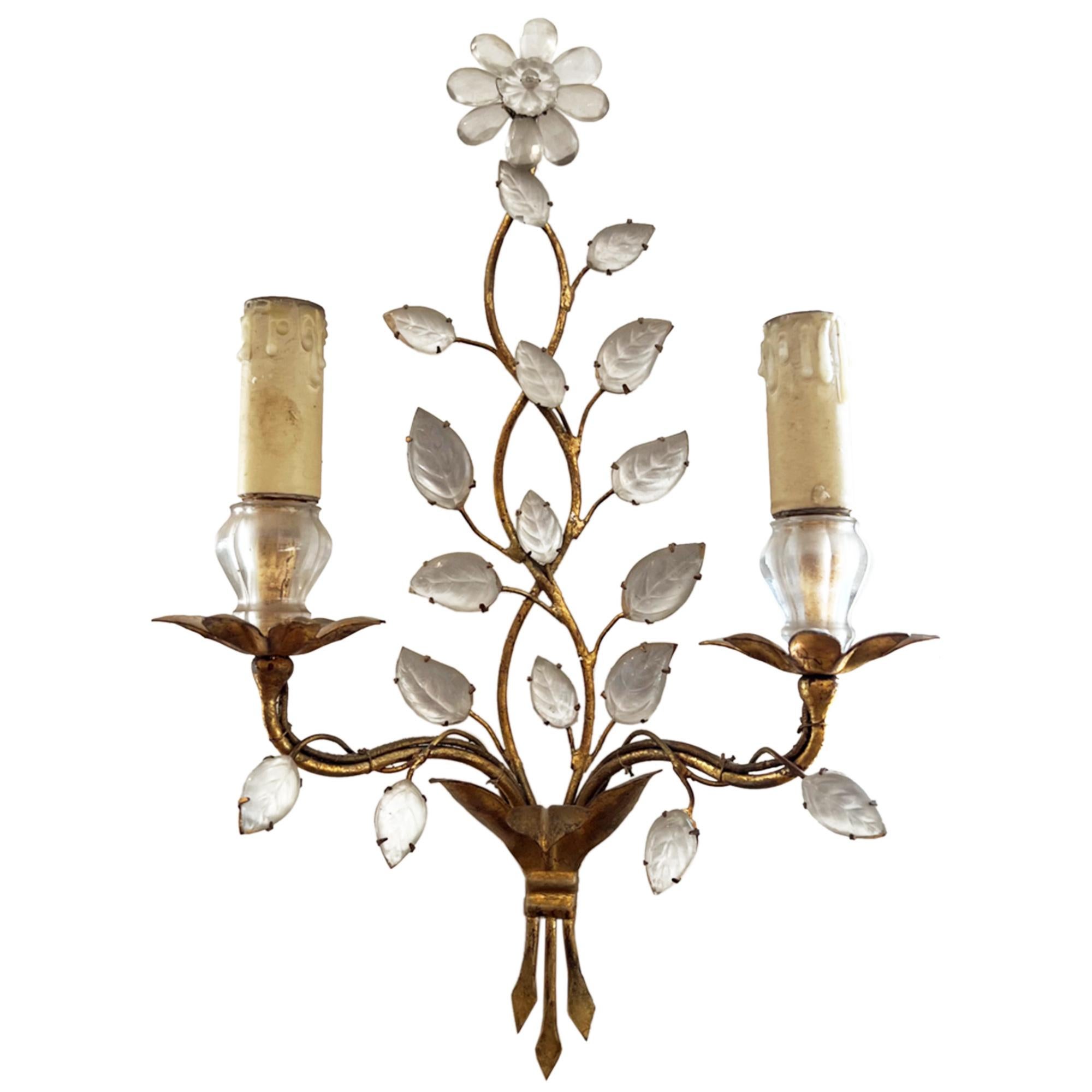 Preciosa pareja de apliques de pared Maison Baguès, con su icónico diseño de flores y hojas.

Este par se fabricó en la década de 1950 en París.

Las velas 