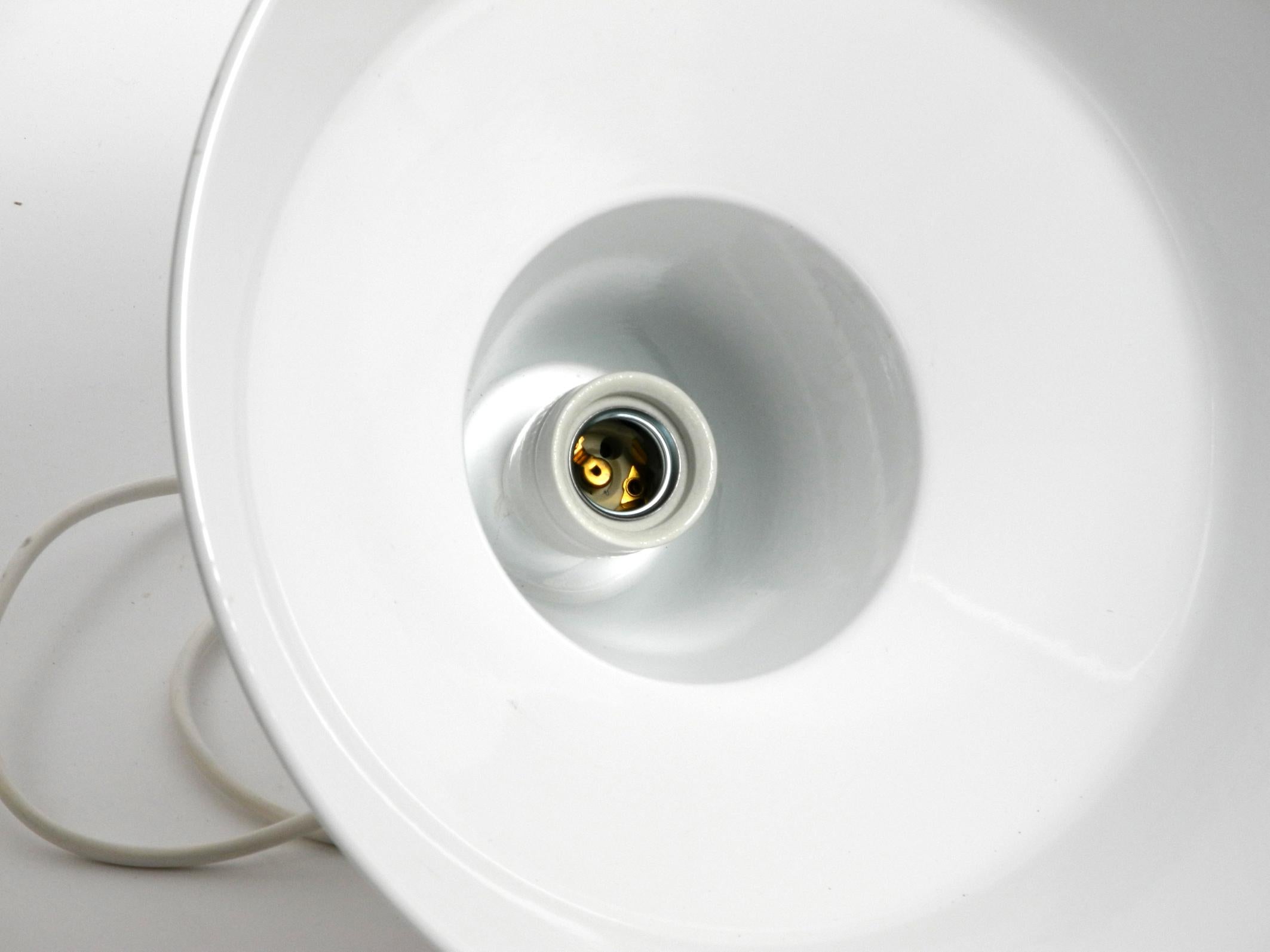 Coppia di lampade da soffitto in metallo smaltato degli anni '50 di Axel Poulsen per Louis Poulsen in vendita 5