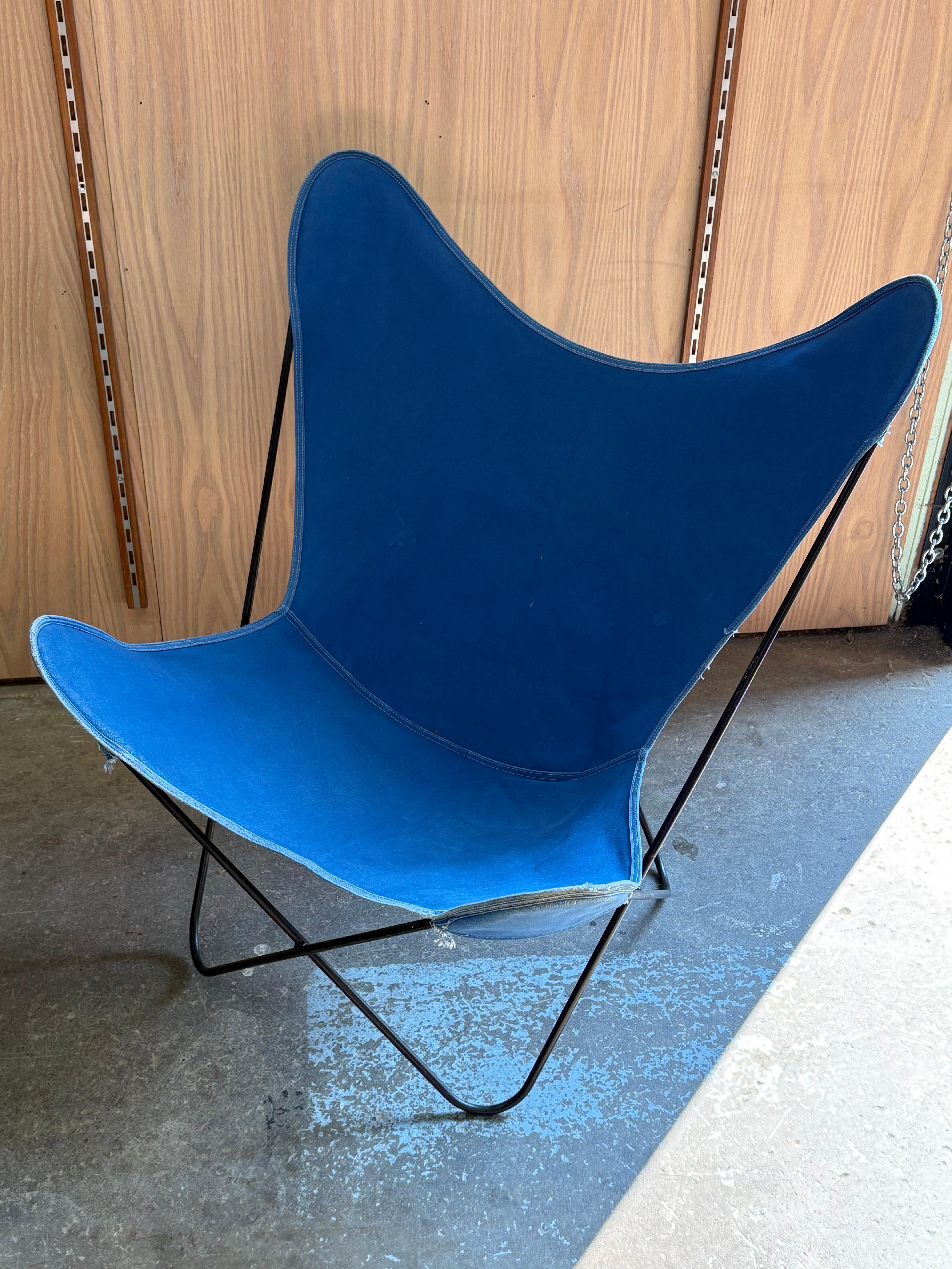 Coppia di poltrone a farfalla della metà degli anni '50 In condizioni ottime in vendita a Victoria, BC