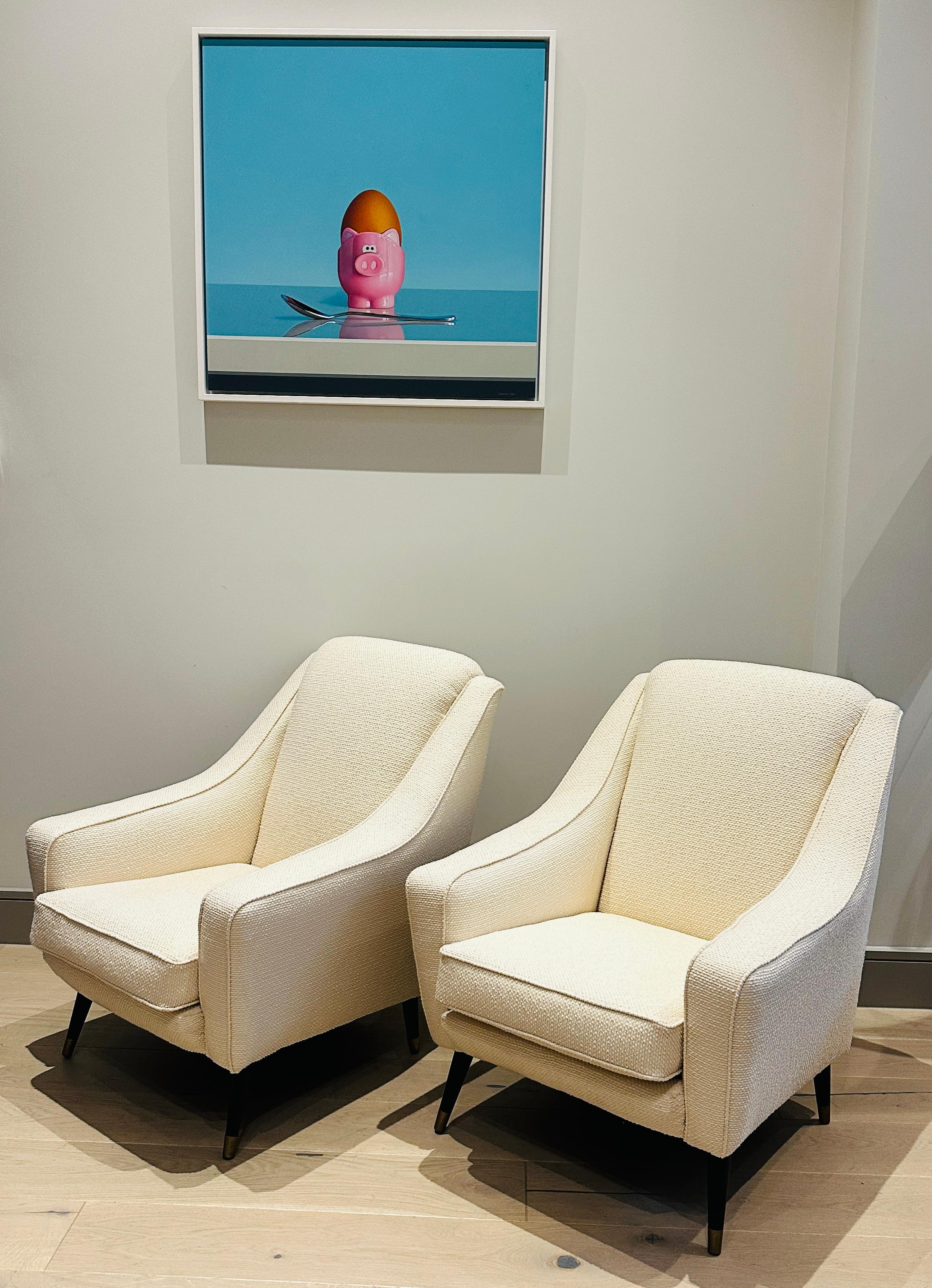 Français Paire de fauteuils de salon en bouclette crème du milieu du siècle dernier sur pieds évasés en vente