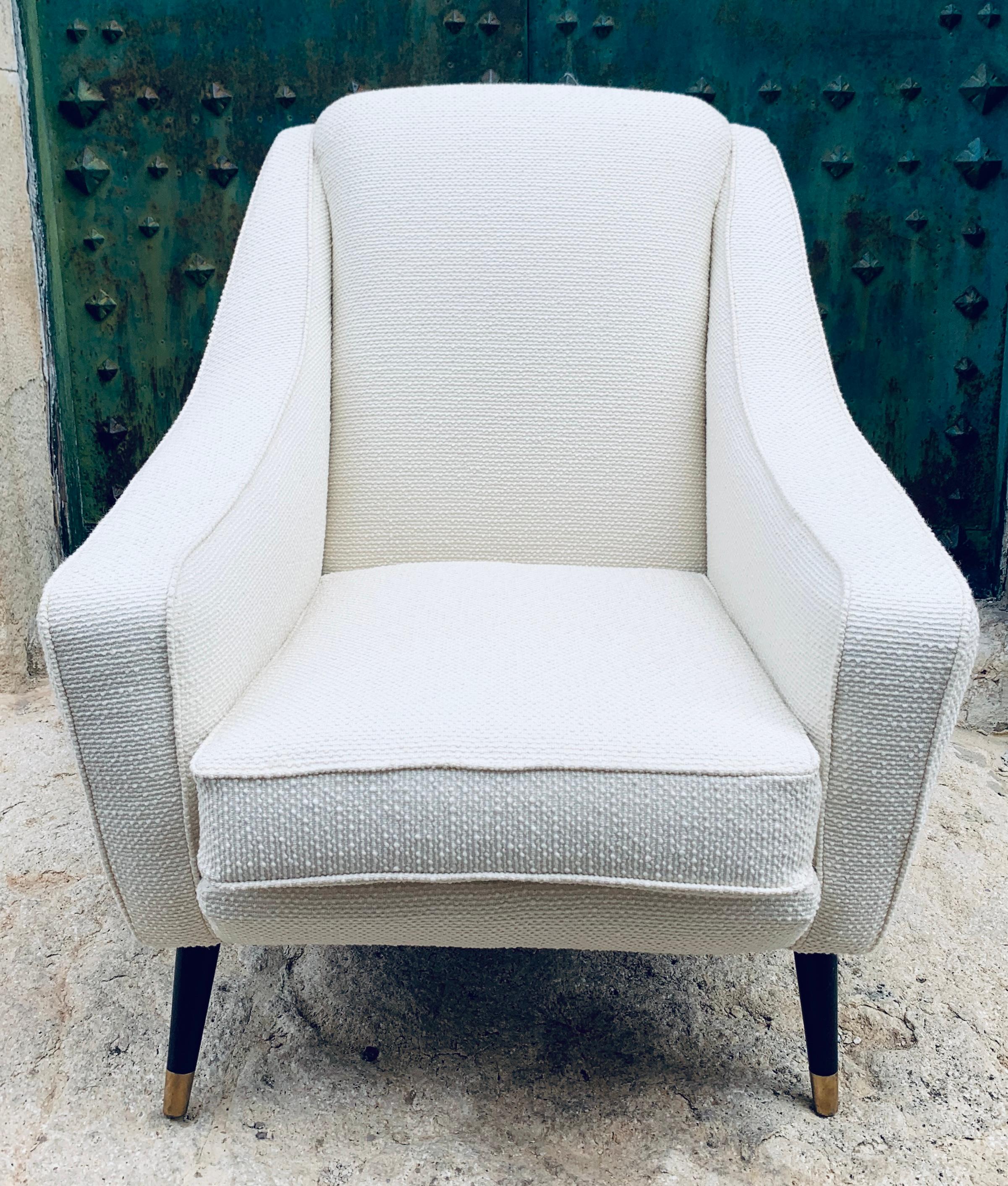 Pair of 1950s Mid Century French Cream Boucle Lounge Armchairs on Splayed Legs In Good Condition For Sale In London, GB