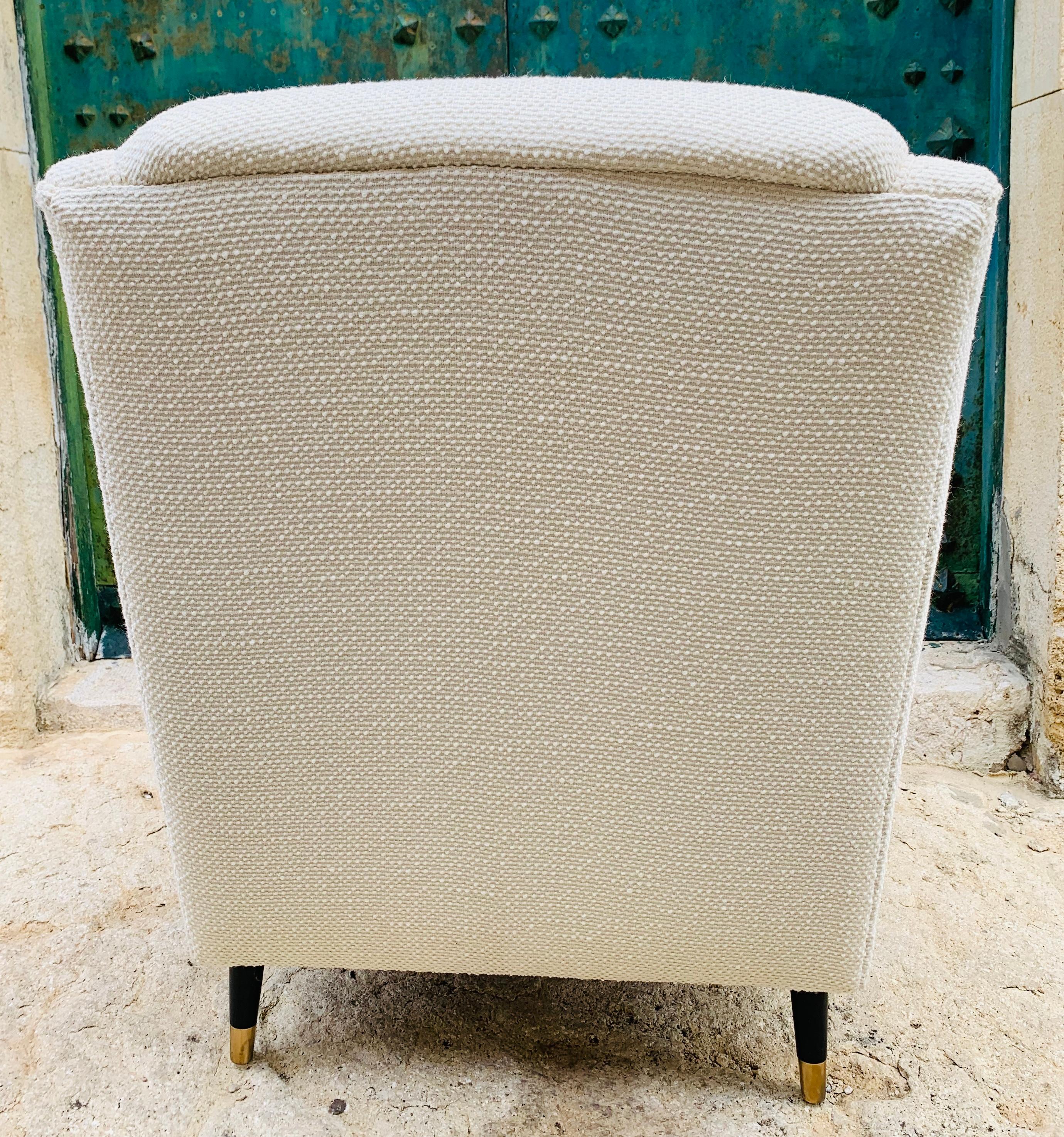 20th Century Pair of 1950s Mid Century French Cream Boucle Lounge Armchairs on Splayed Legs For Sale