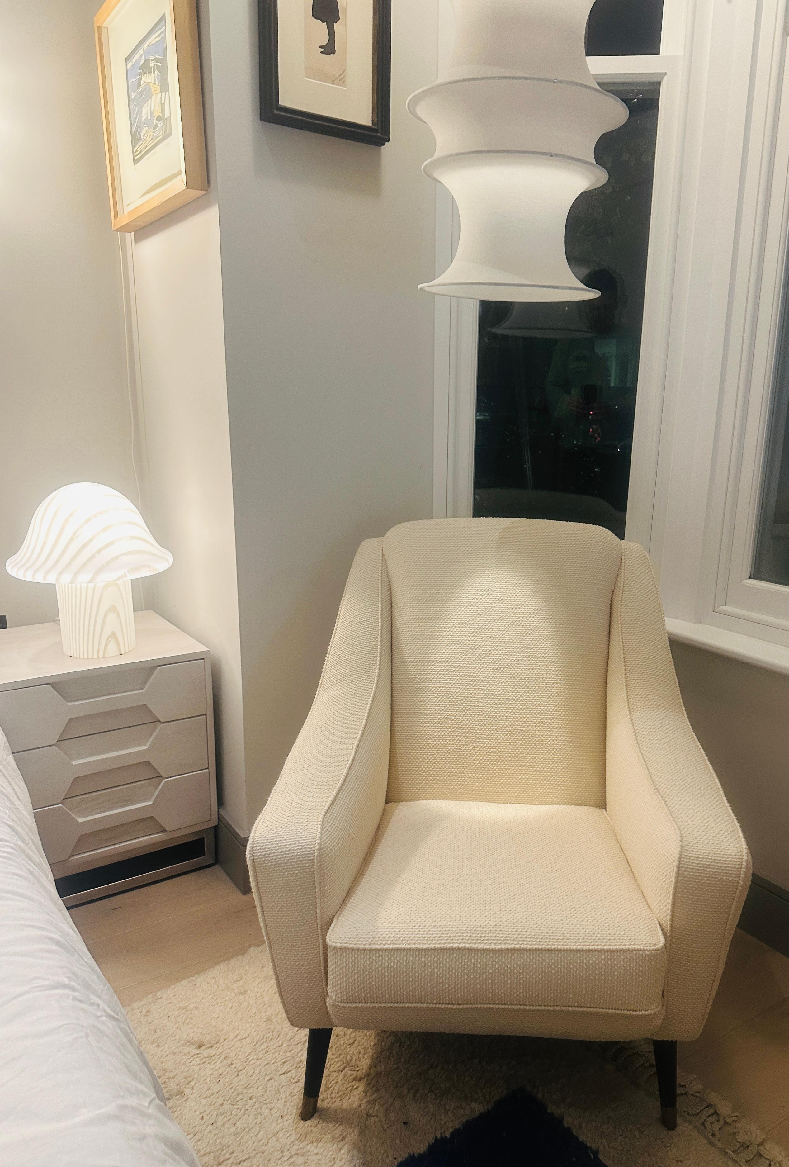 Paire de fauteuils de salon en bouclette crème du milieu du siècle dernier sur pieds évasés en vente 4