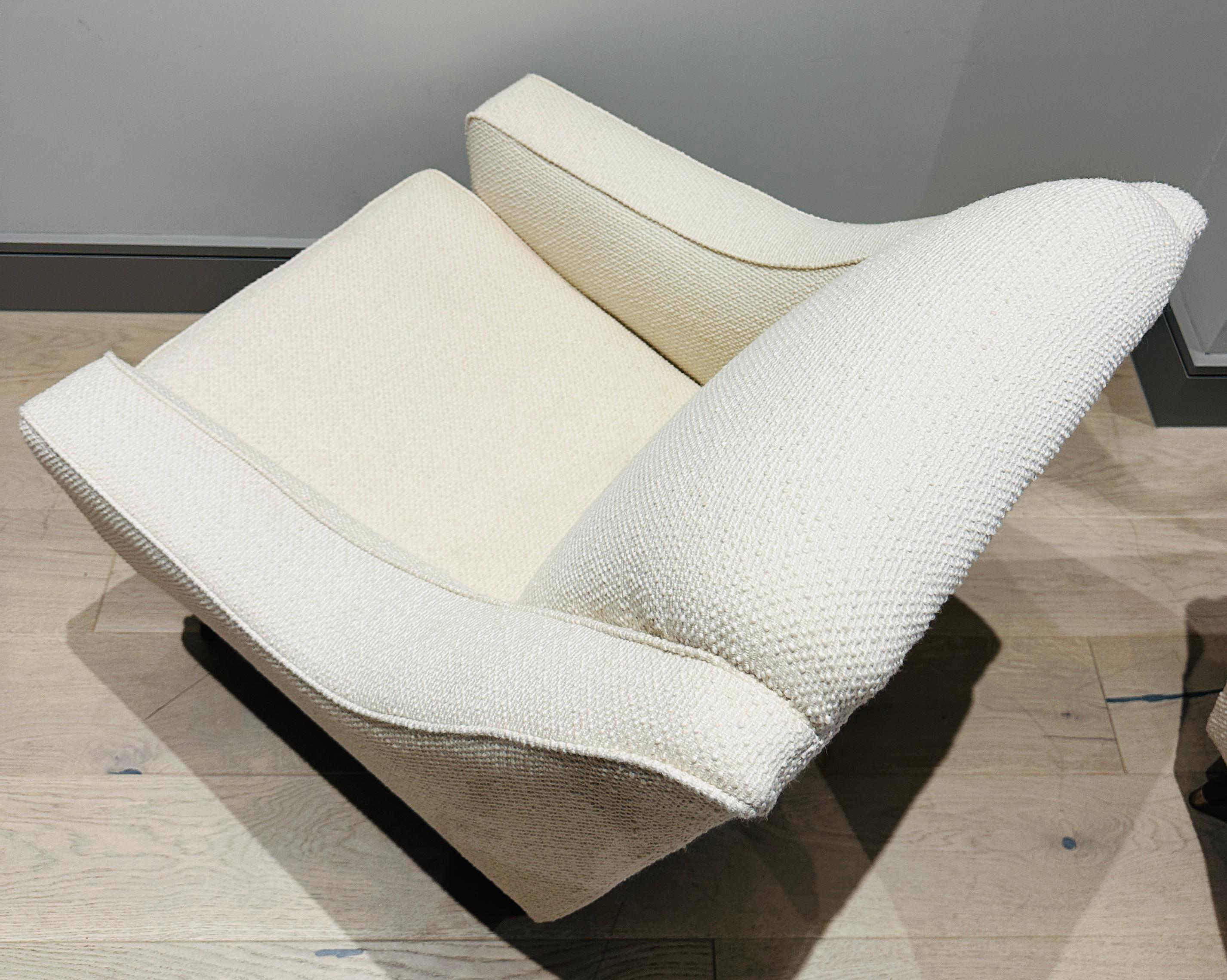 Paire de fauteuils de salon en bouclette crème du milieu du siècle dernier sur pieds évasés en vente 8