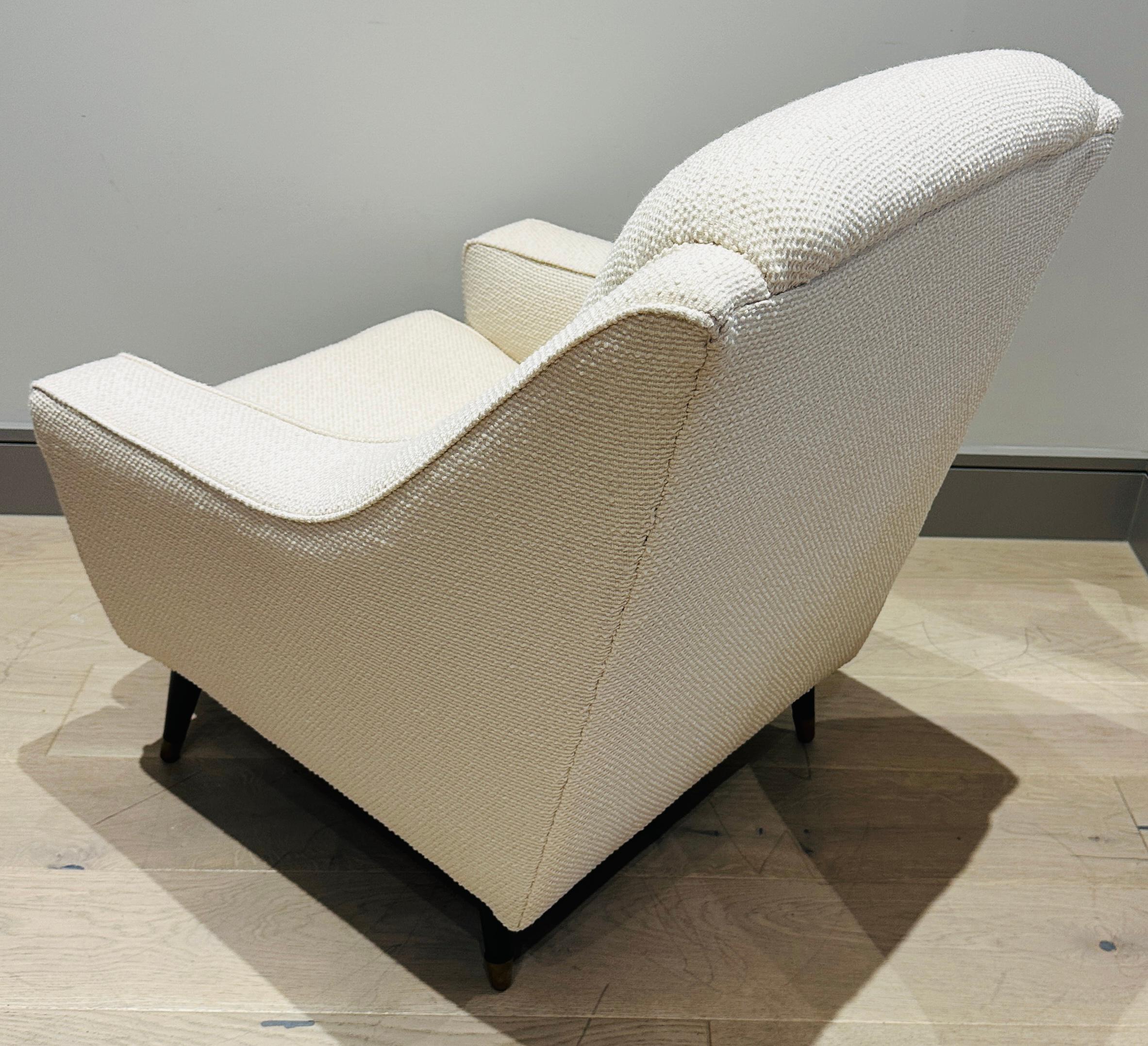 Paire de fauteuils de salon en bouclette crème du milieu du siècle dernier sur pieds évasés en vente 9