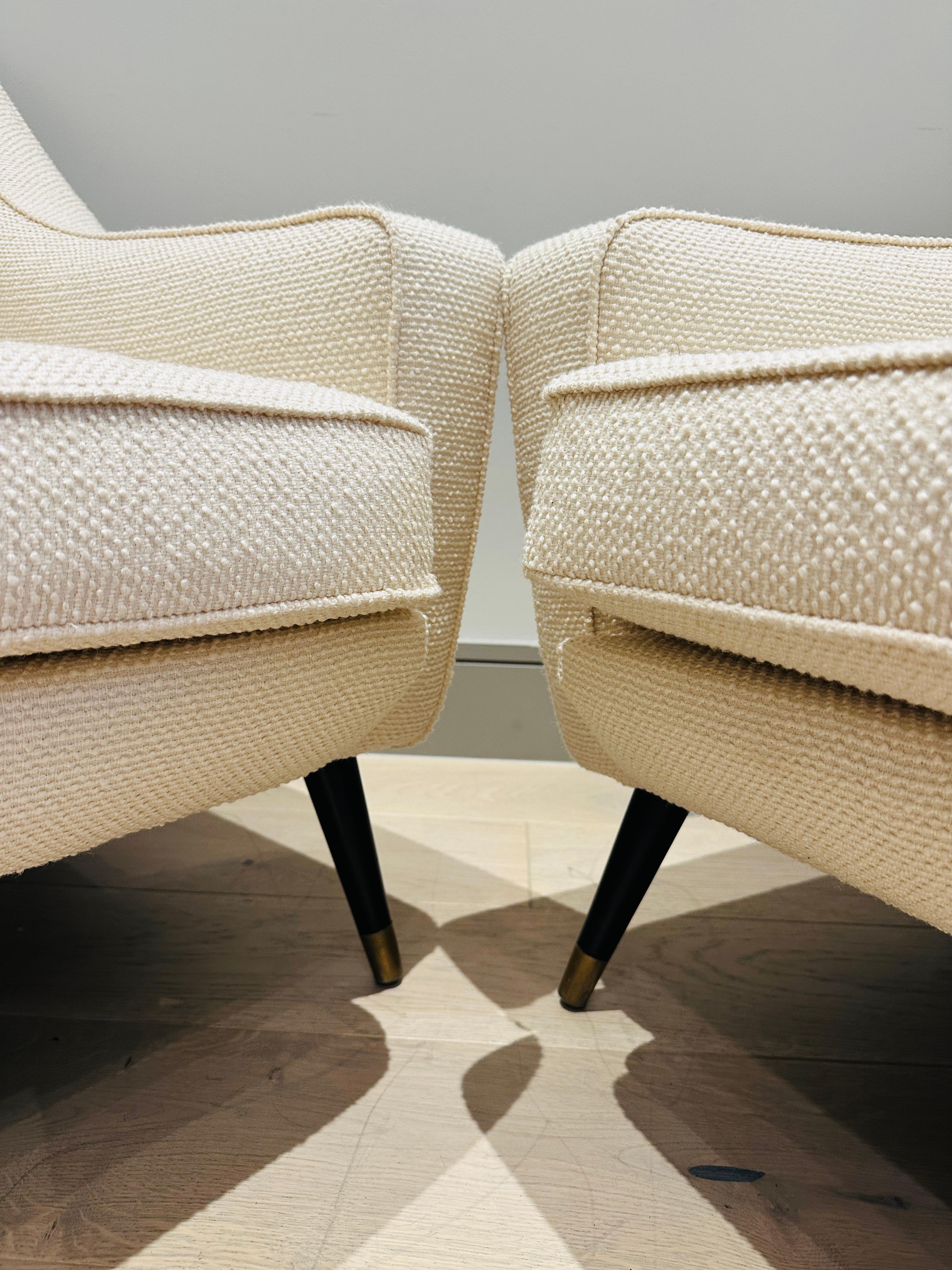 Paire de fauteuils de salon en bouclette crème du milieu du siècle dernier sur pieds évasés en vente 11