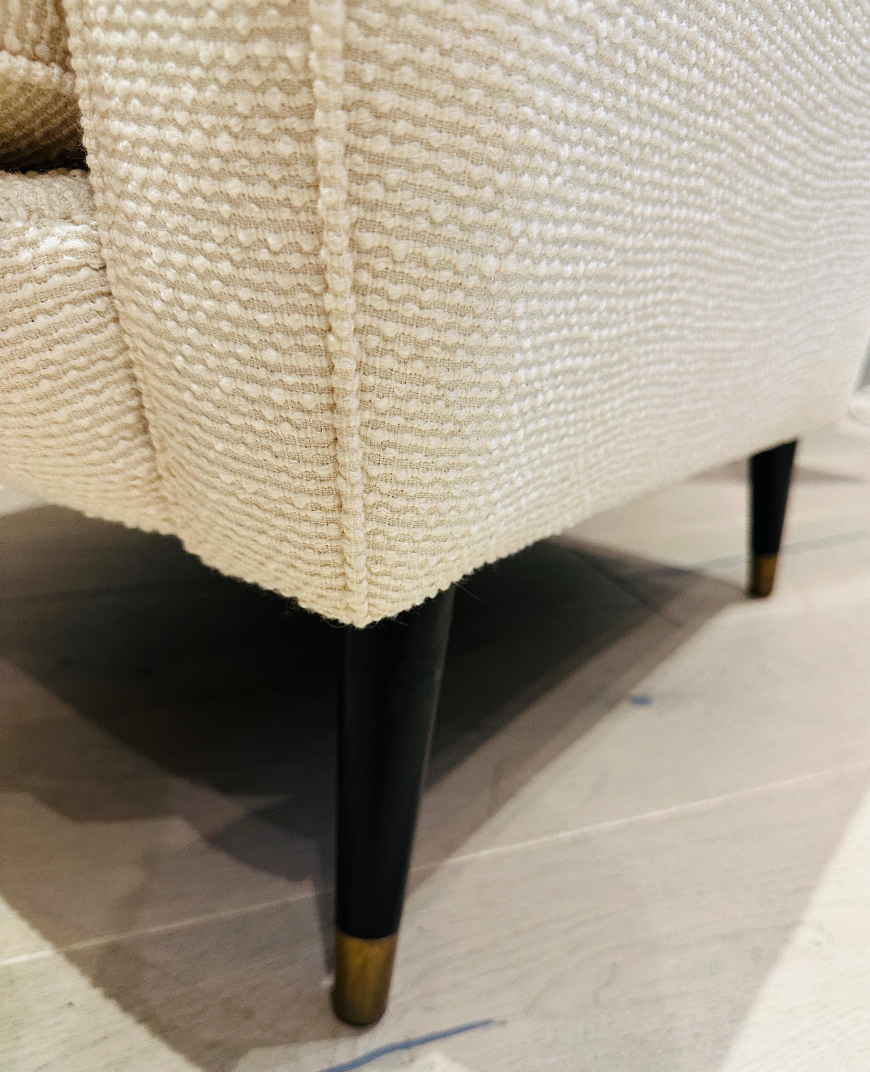 Paire de fauteuils de salon en bouclette crème du milieu du siècle dernier sur pieds évasés en vente 12