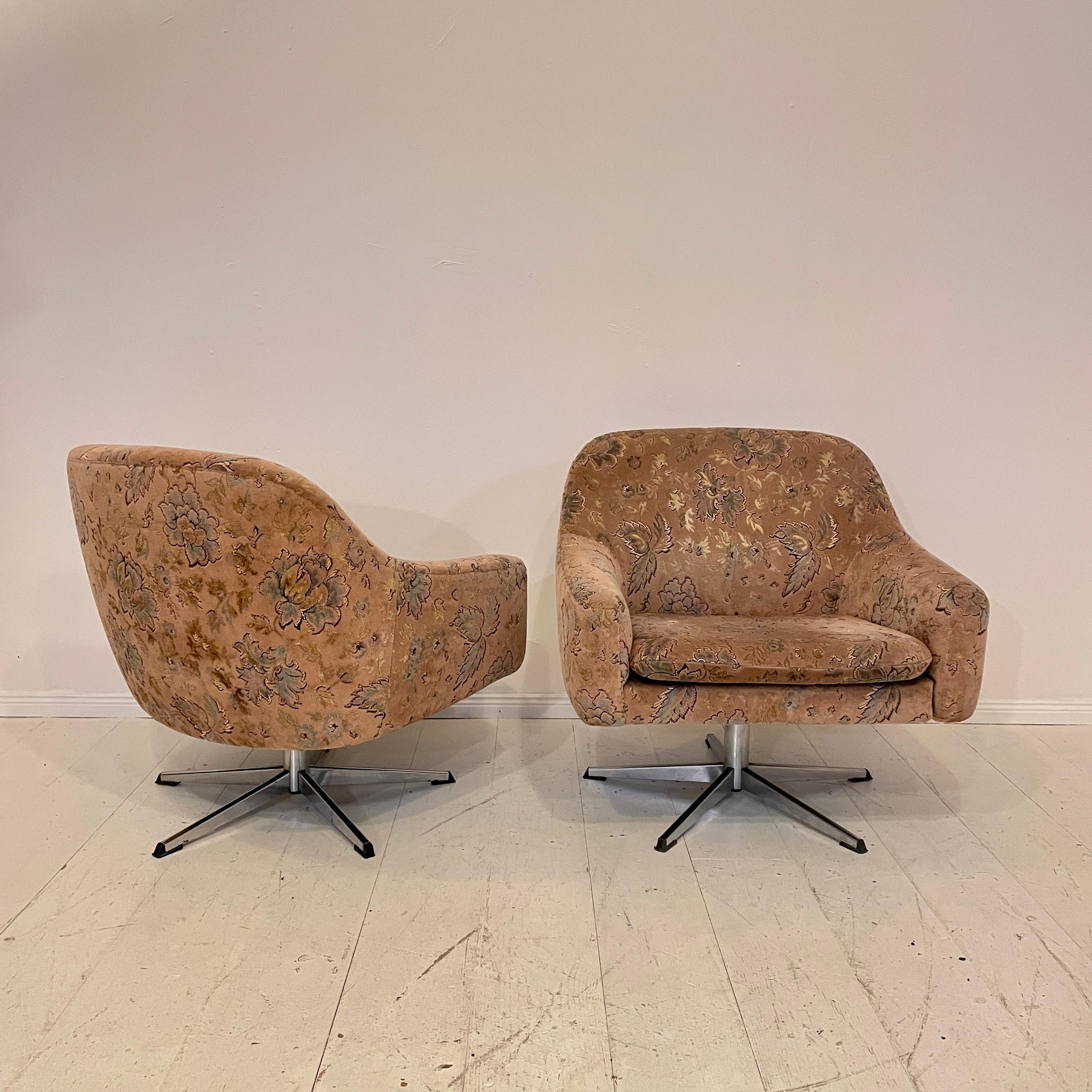 Pair of 1950s Mid Century German Swivel Cocktail Chairs in Flower Velvet Fabric  5