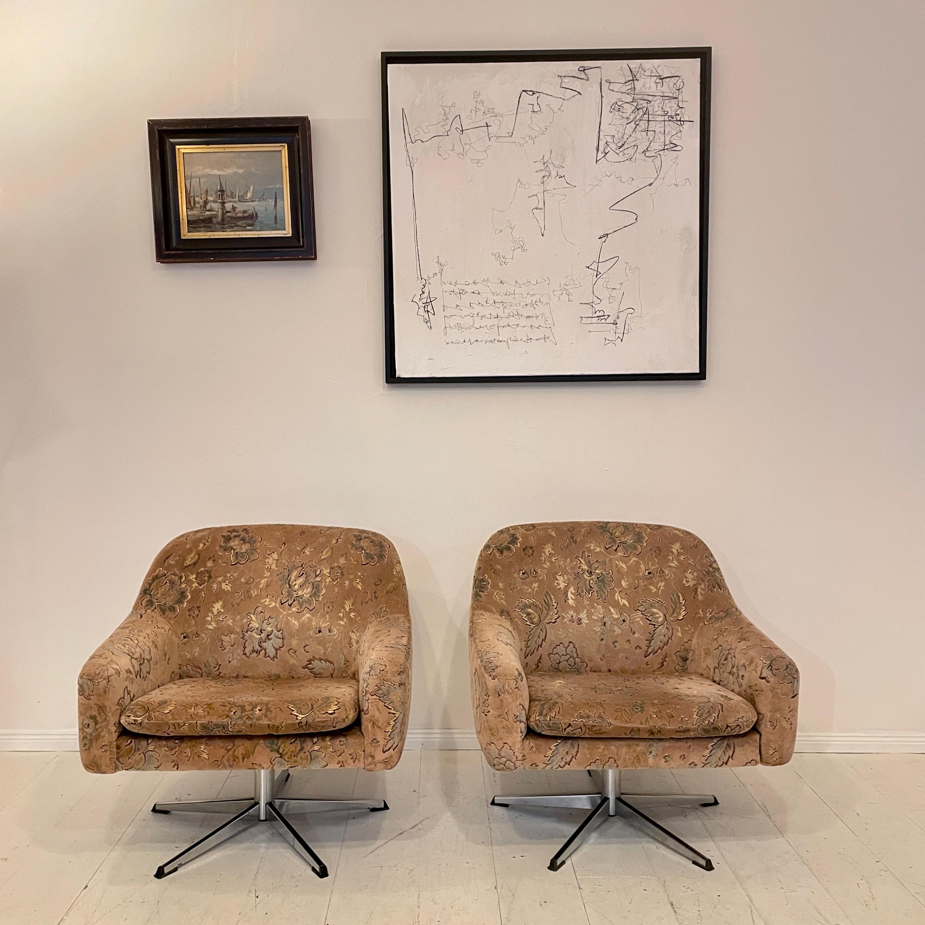 This pair of 1950s mid century German swivel cocktail chairs are done in a Flower Velvet Fabric. 
The pieces are in a fantastic original and perfect condition.
A unique piece which is a great eye-catcher for your antique, modern, space age or