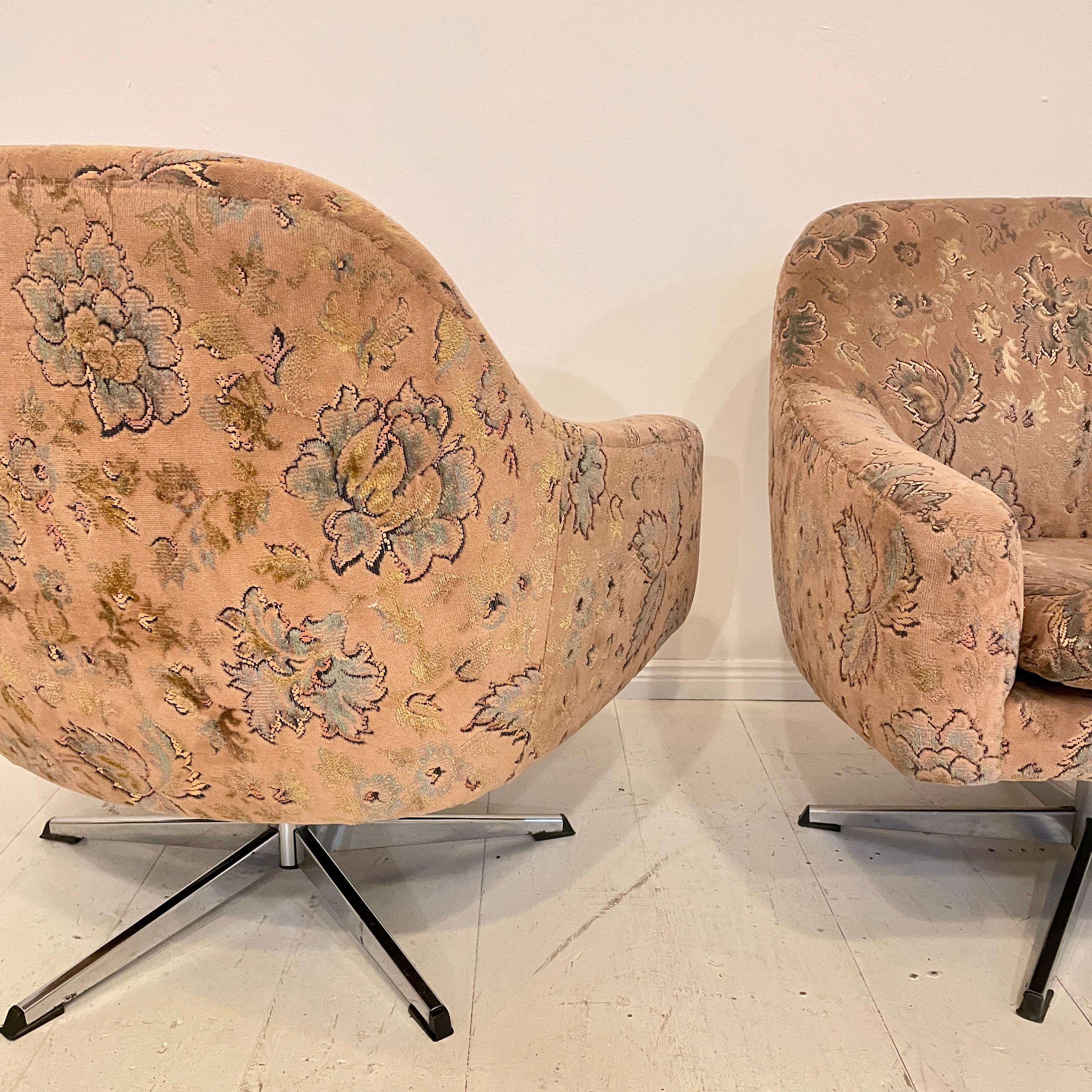 Mid-Century Modern Pair of 1950s Mid Century German Swivel Cocktail Chairs in Flower Velvet Fabric 