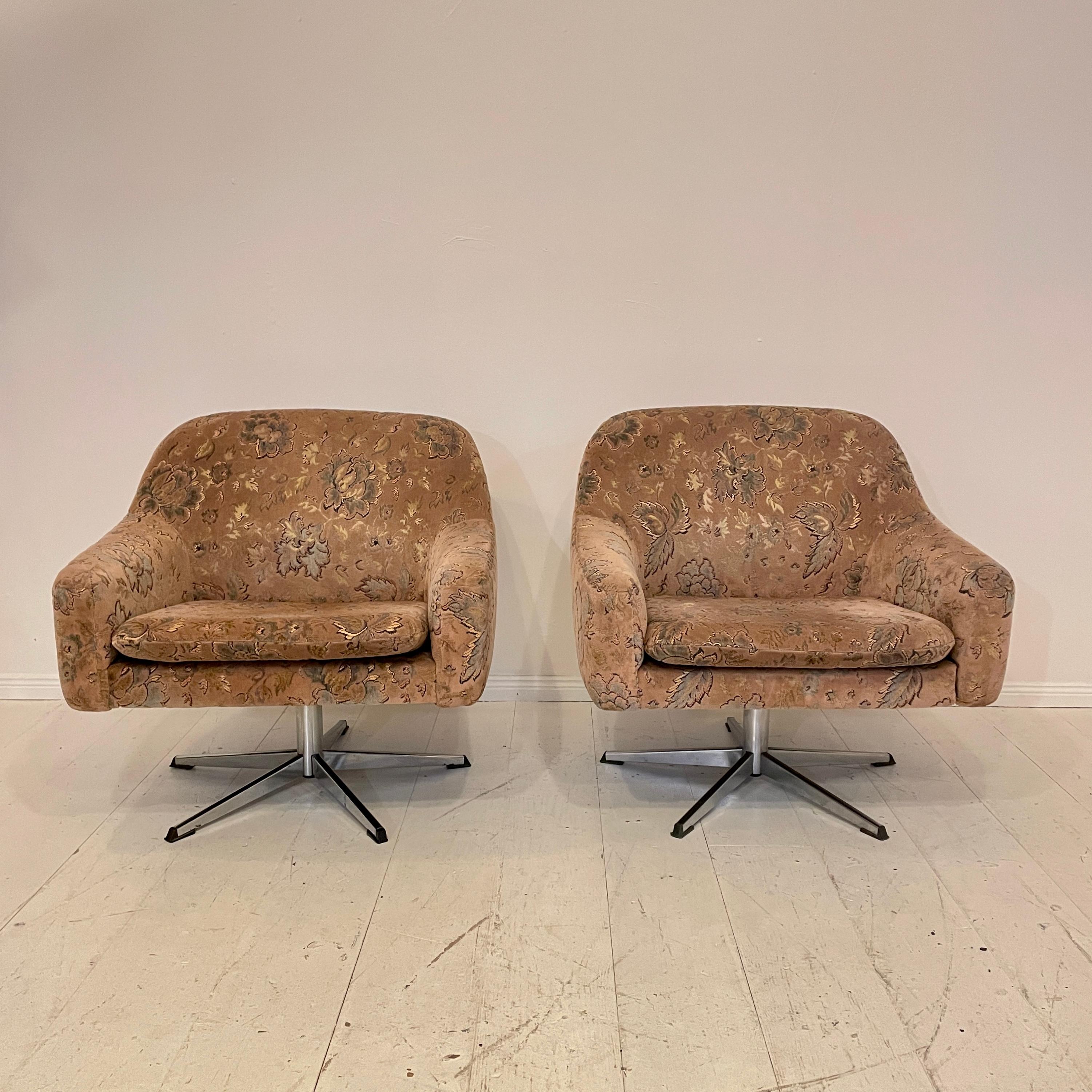 Pair of 1950s Mid Century German Swivel Cocktail Chairs in Flower Velvet Fabric  3
