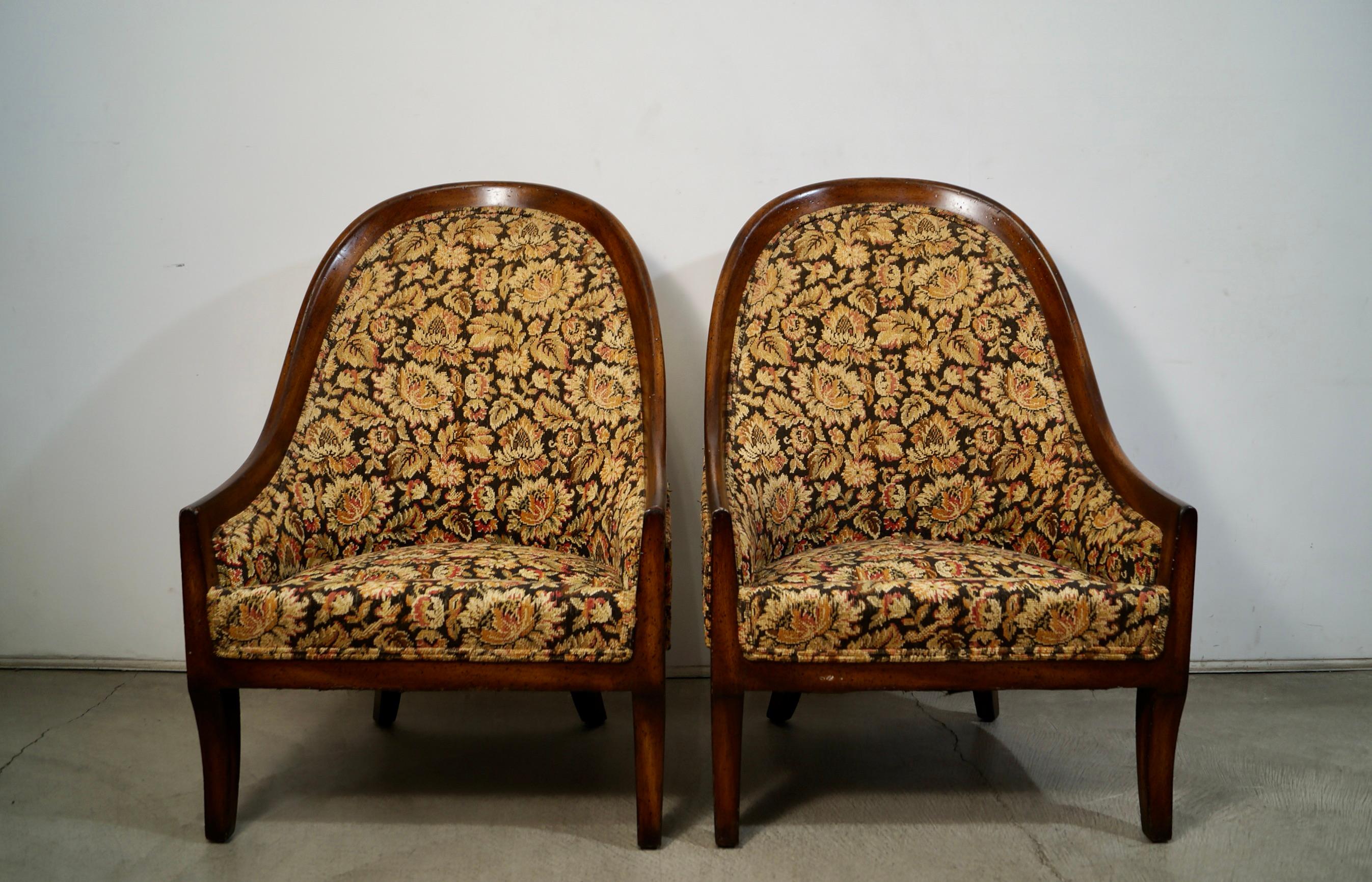 Coppia di poltrone con schienale alto in vendita. Sembra che risalgano agli anni '40/'50 e che siano state precedentemente rifinite e tappezzate negli anni '80. I telai sono solidi e presentano finiture e telaio in legno massiccio con un sedile