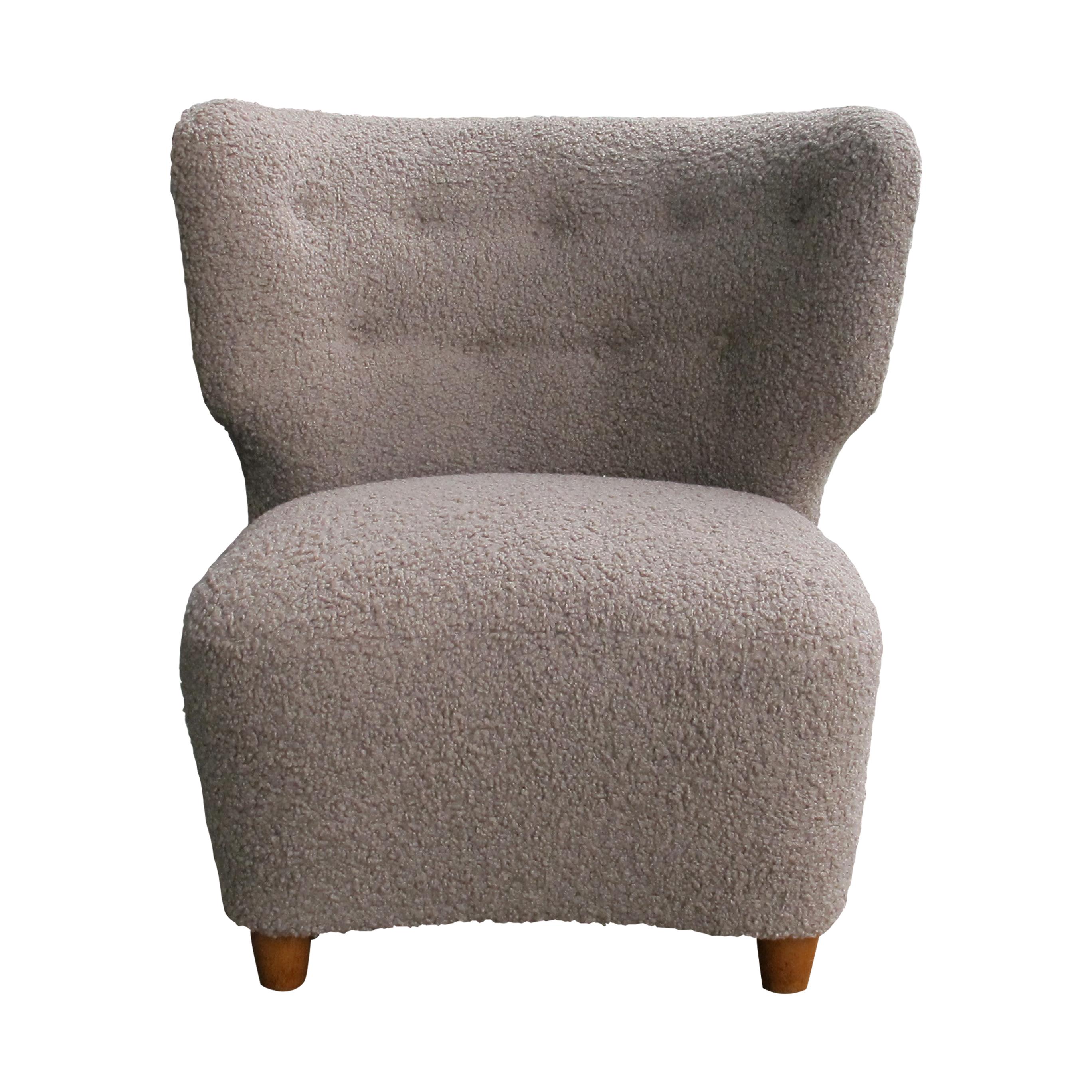 Esta amplia y cómoda pareja de sillones de salón finlandeses de los años 50 presenta un diseño sencillo y curvado típico de los muebles escandinavos de mediados de siglo. Las sillas están tapizadas en un tejido bouclé neutro y tienen el asiento y el