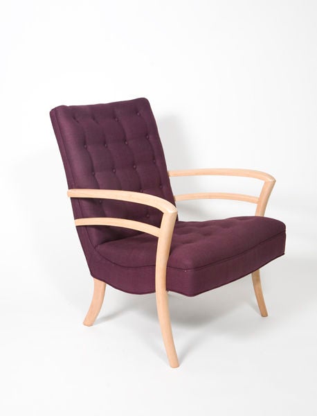 Chic paire de fauteuils italiens, circa 1950s. Nouvellement restauré avec une finition blonde. Structure en bois et tapisserie en soie brute aubergine touffetée à la base.
Mesures : Hauteur du siège : 17