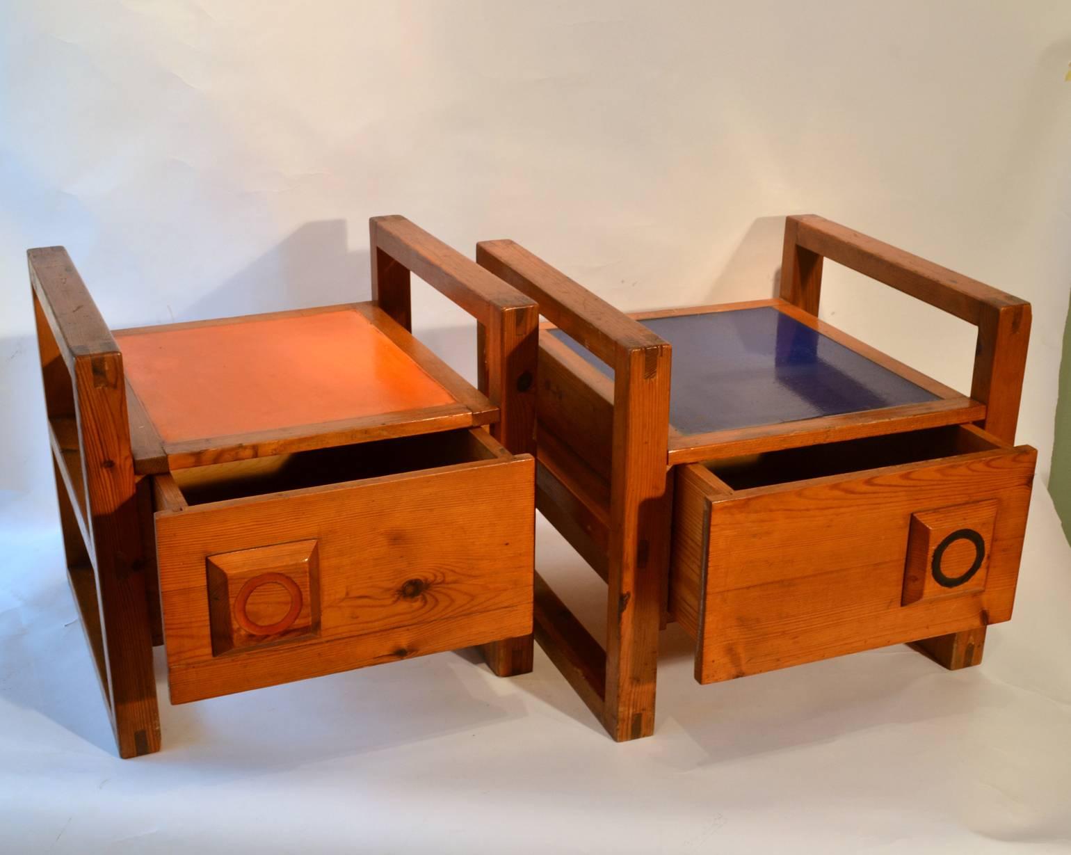 Pitch pine modernist nightstand pair both have a coated top, one in orange and one in blue, with matching details on the drawers. The side tables have simple lines with dovetail joint construction and one drawer each.
Ideal as bedside tables.