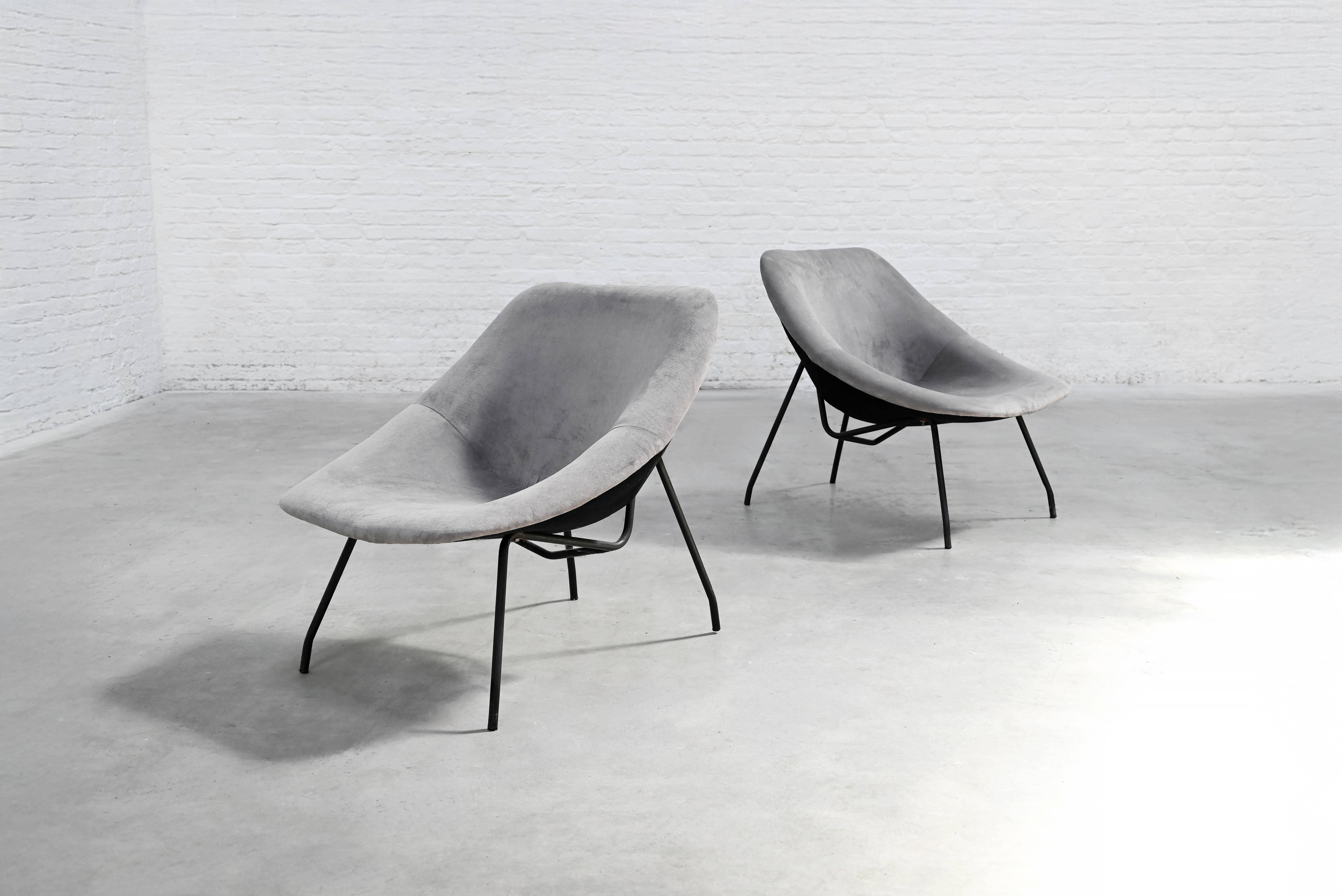 Paar Loungesessel, hergestellt von GAR, Frankreich, 1950er Jahre. Diese skulpturalen Sessel kombinieren ein raffiniertes, minimalistisches Gestell aus schwarz lackiertem Metall mit neu gepolsterten Kissen aus einem weichen grauen Stoff. Der