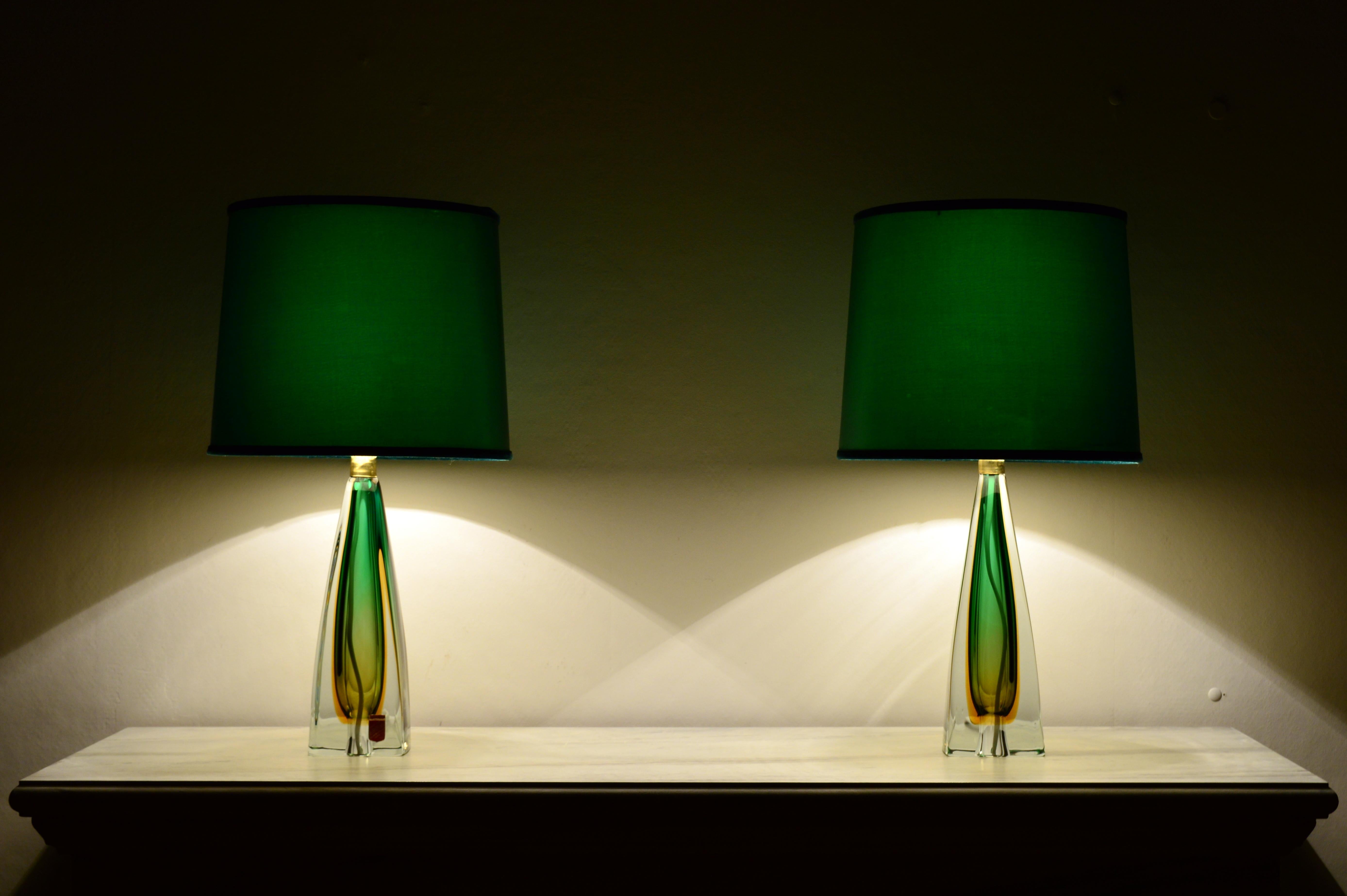 This is a stunning pair of Arte Nuova Murano Sommerso table lamps with shades in matching emerald green and brass detailing. Red label with text: ”Arte Nuova Murano Grand Prize Genuinen Venetian Glass World Fair Brussels 1958”. Excellent vintage