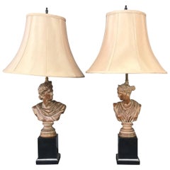 Paire de lampes de table néoclassiques des années 1950:: en bois sculpté à la main:: avec buste romain