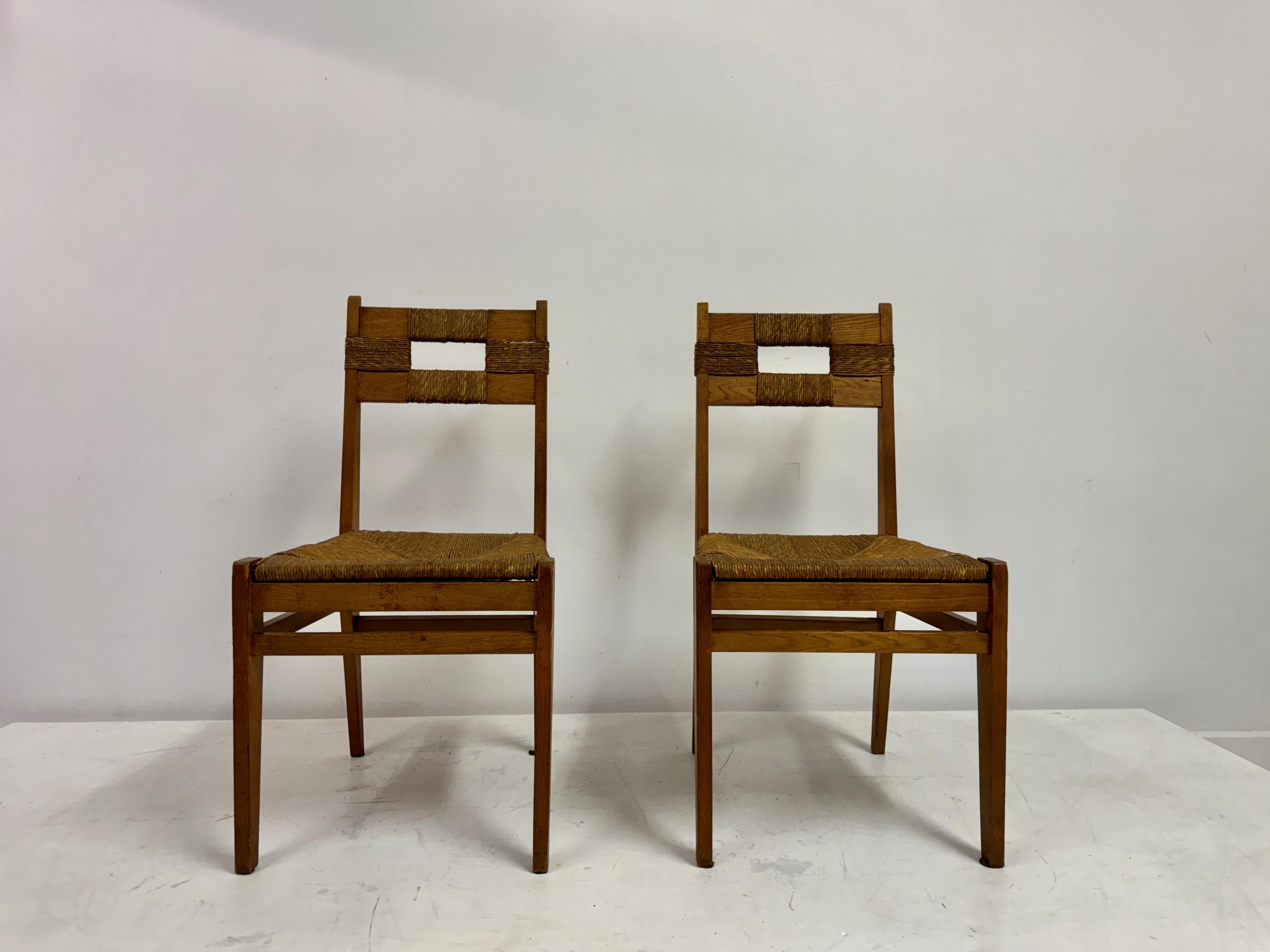 Pair of side chairs

Oak frame

Rush seat

Seat height 44cm

1950s/1960s Netherlands