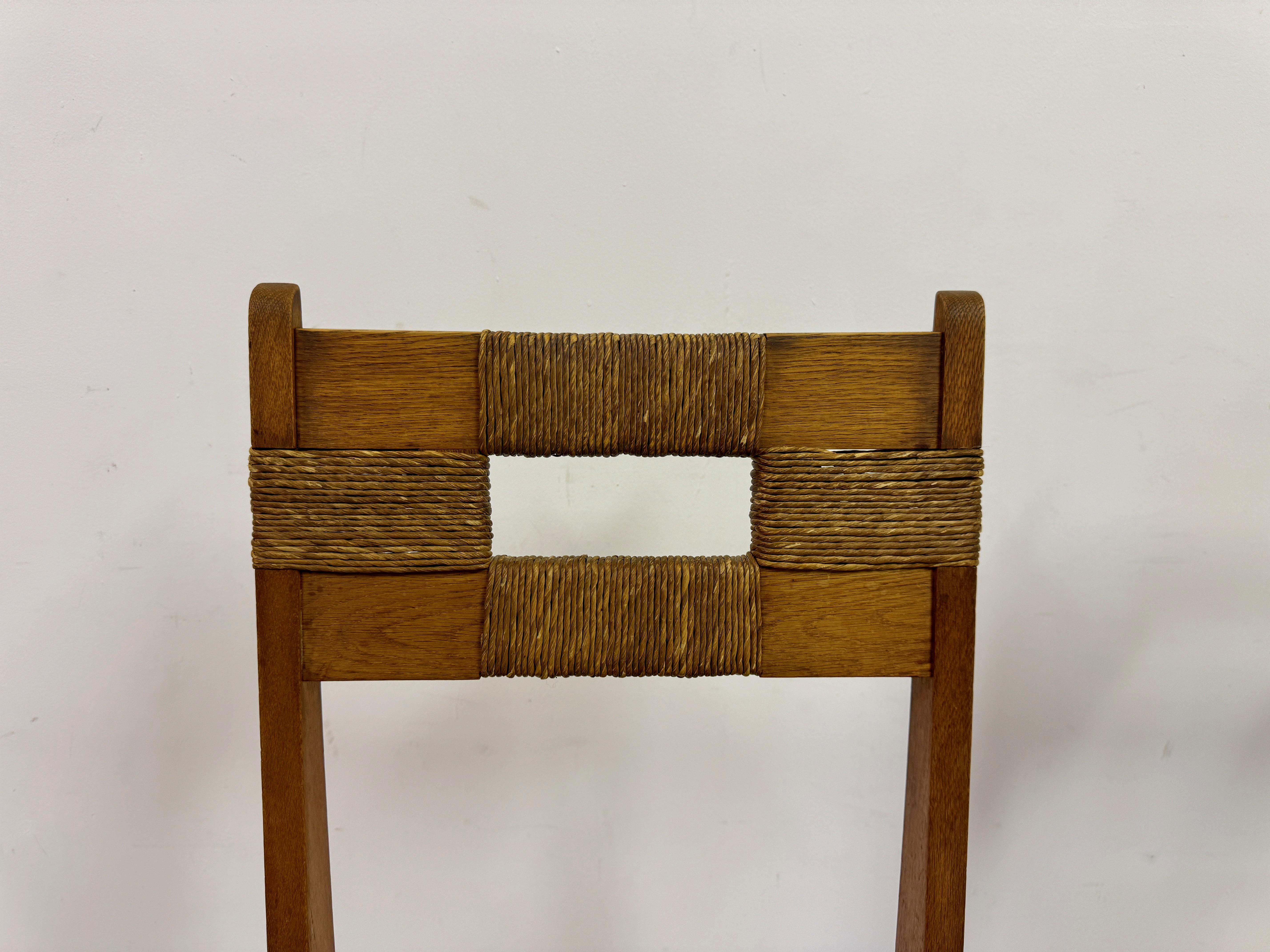 Mid-Century Modern Pair of 1950s Oak and Rush Side Chairs For Sale