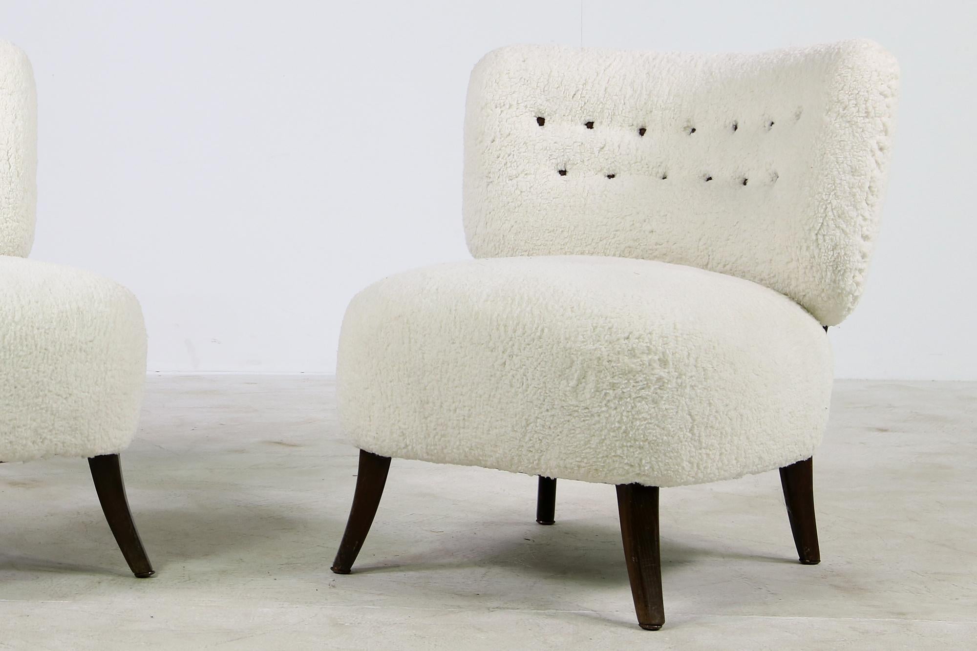 Beautiful and very rare 1950s pair of organic lounge chairs design attrib. to Otto Schultz, made in Sweden circa 1950 with new upholstery and covered with new super soft teddy fur fabric, like sheepskin, but a cotton mix fabric, very soft to the