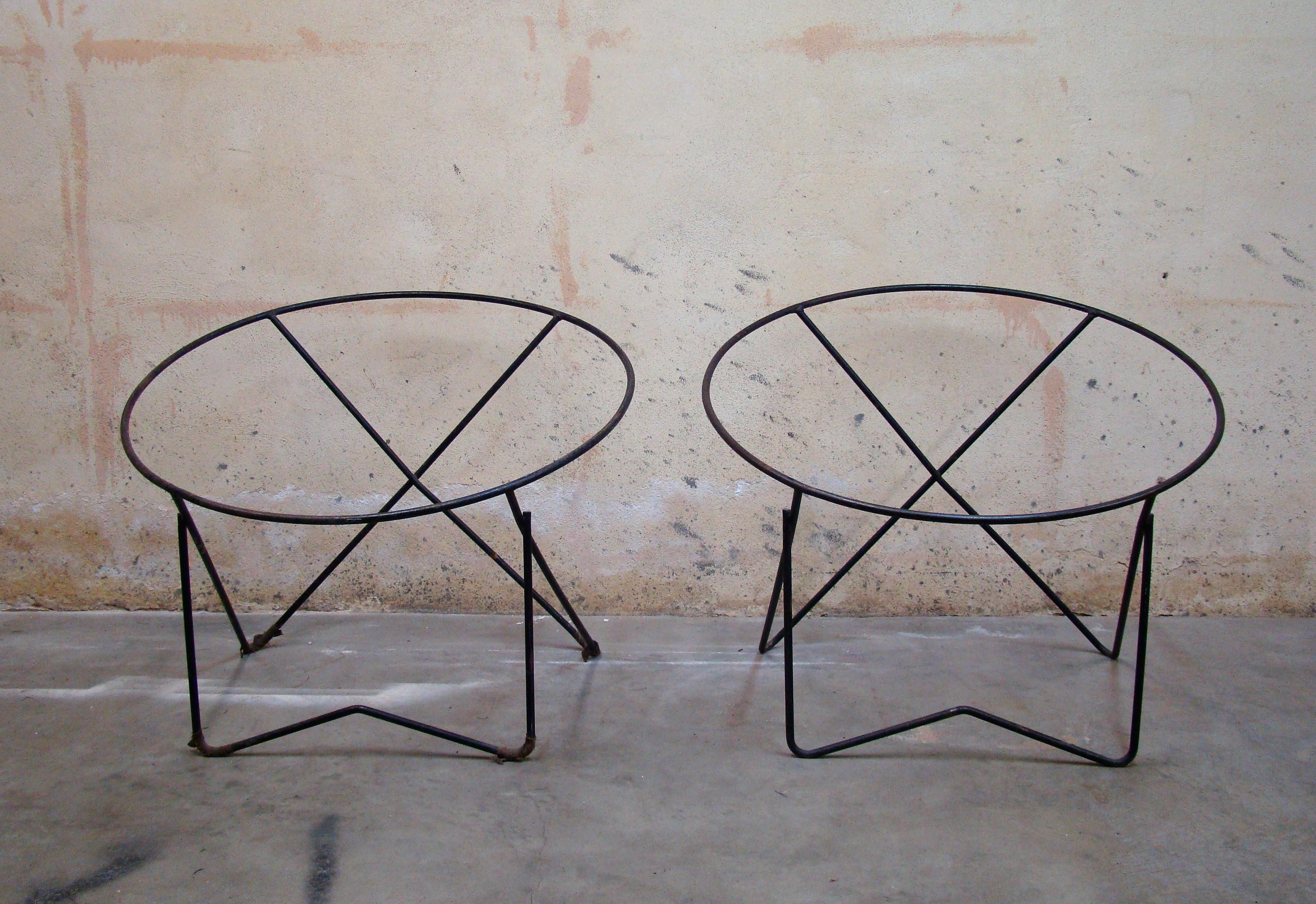 Mid-Century Modern Pair of 1950s Outdoor Steel Hoop Poolside Lounge Chairs/ Paperclip Front Legs For Sale