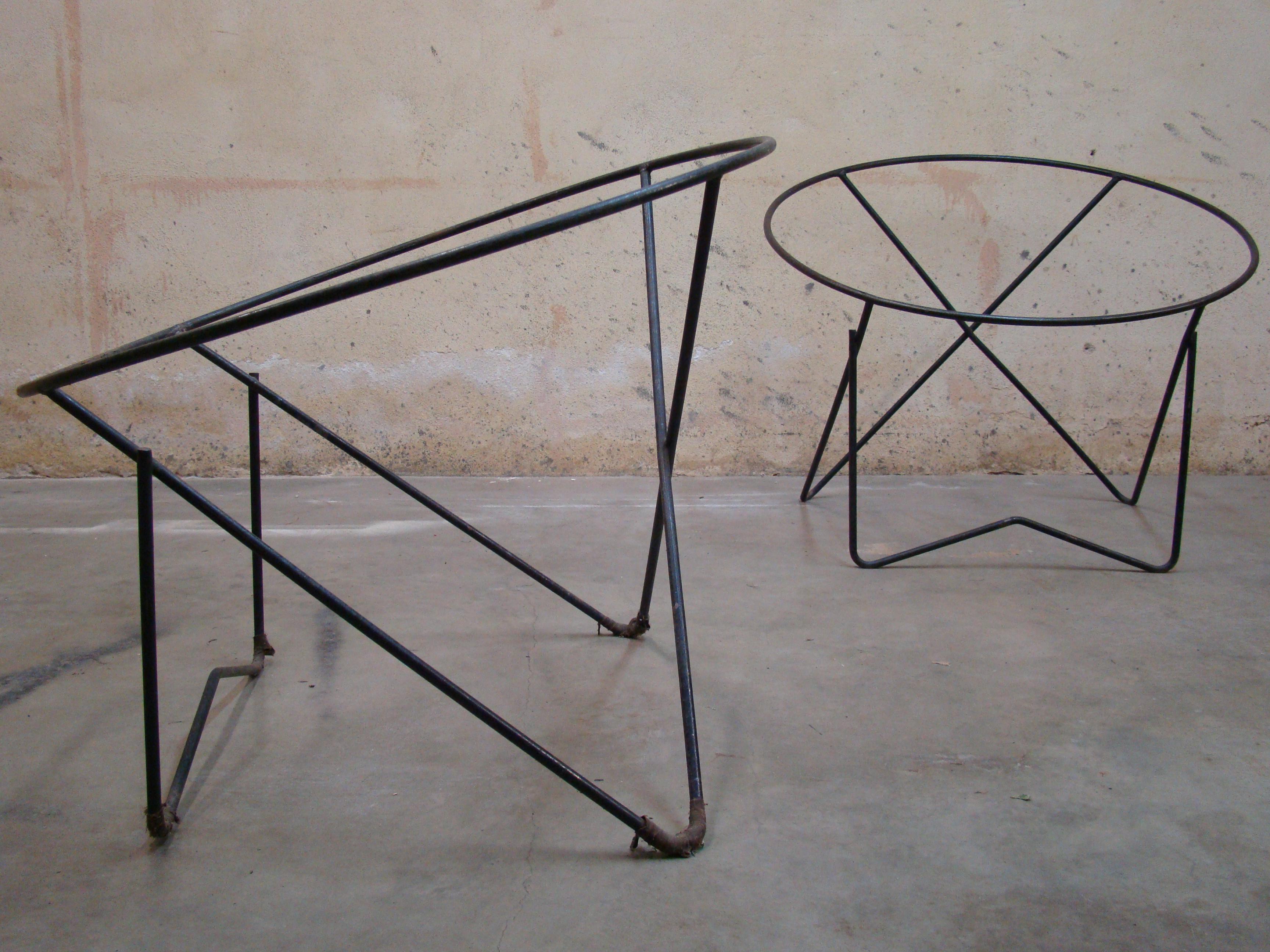 Pair of 1950s Outdoor Steel Hoop Poolside Lounge Chairs/ Paperclip Front Legs In Good Condition For Sale In Denver, CO