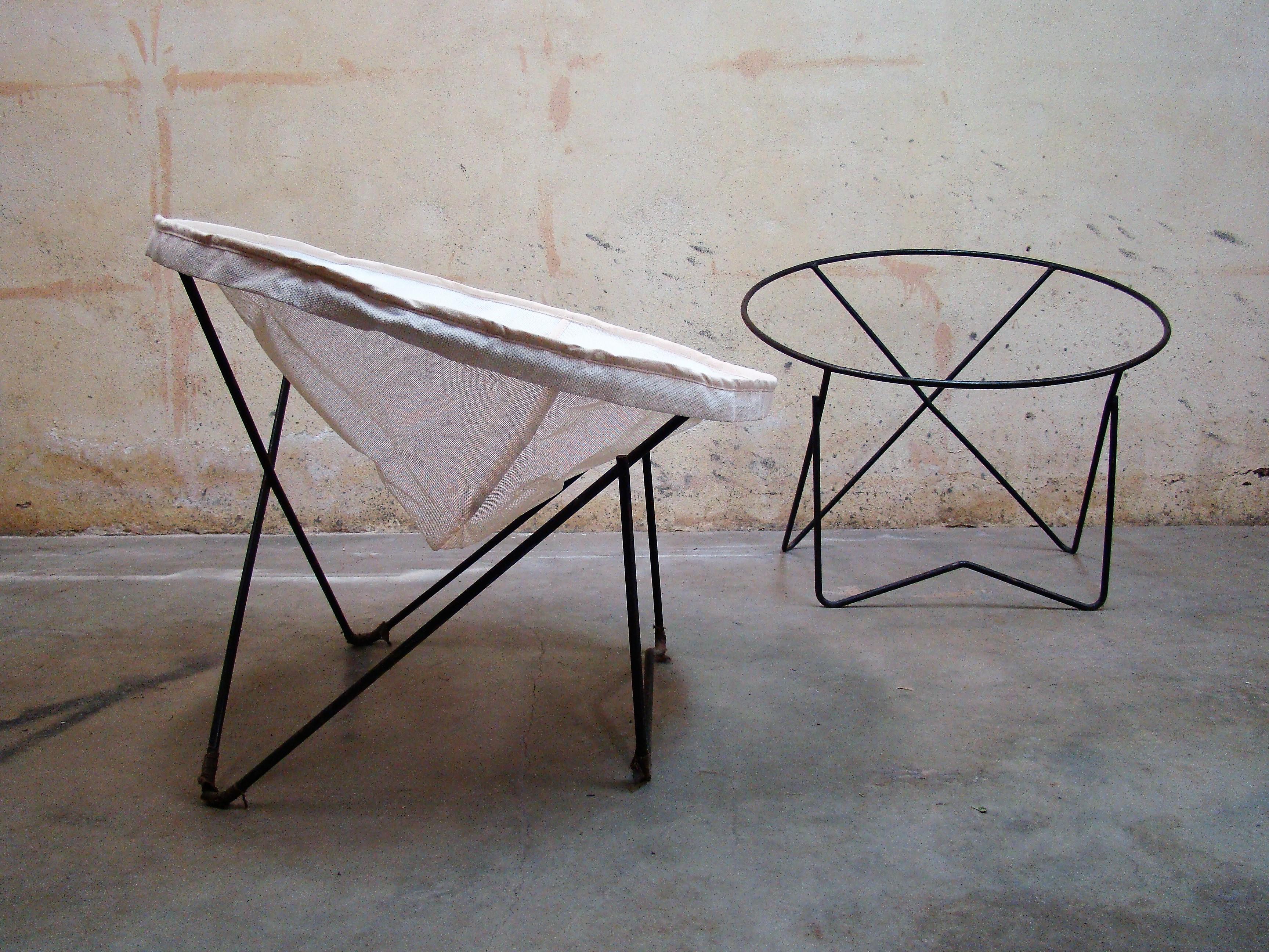 Pair of 1950s Outdoor Steel Hoop Poolside Lounge Chairs/ Paperclip Front Legs For Sale 2