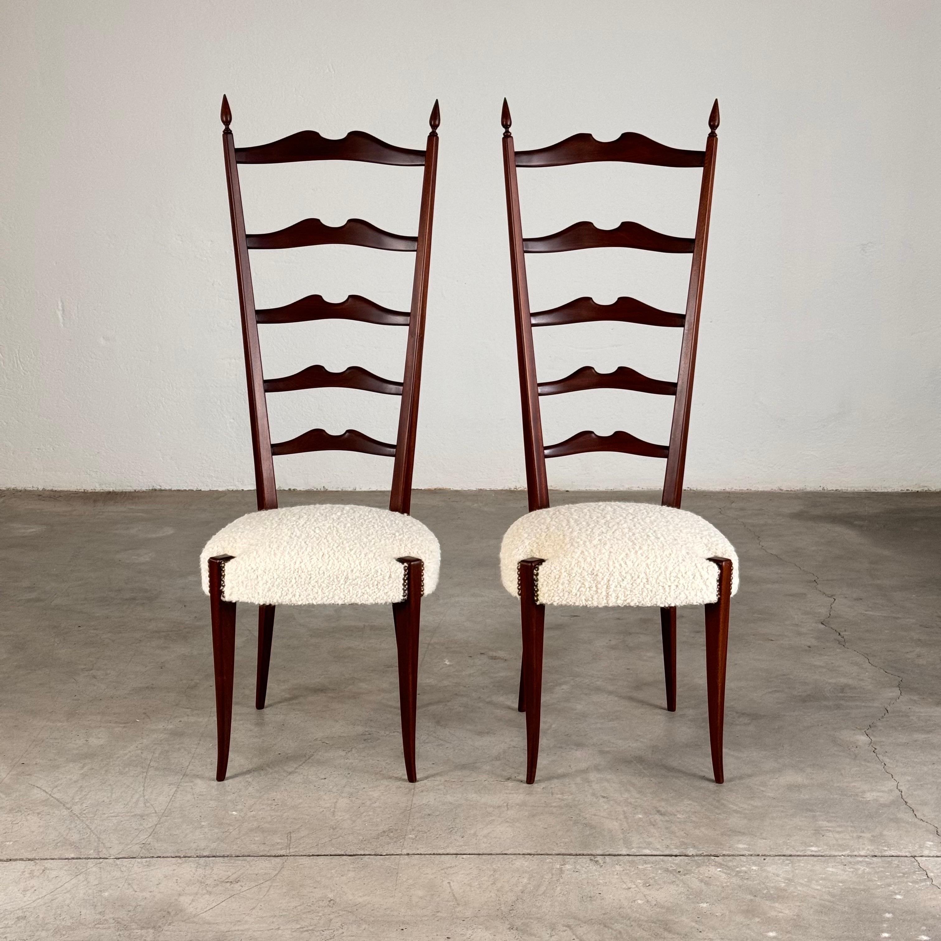 Mid-Century Modern Pair of 1950s Paolo Buffa Chiavari Chairs in Ebonized Wood & White Bouclé For Sale