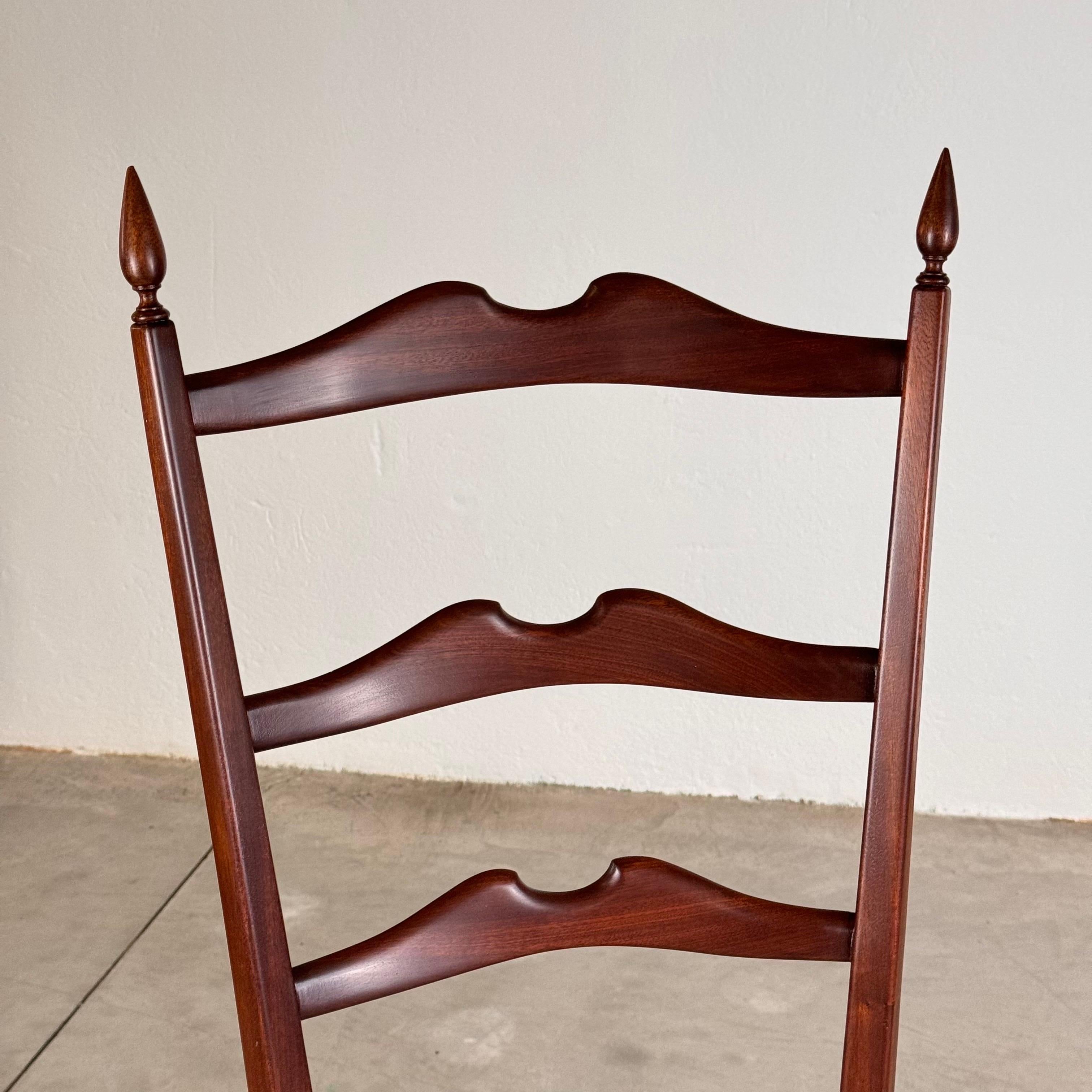Mid-20th Century Pair of 1950s Paolo Buffa Chiavari Chairs in Ebonized Wood & White Bouclé For Sale
