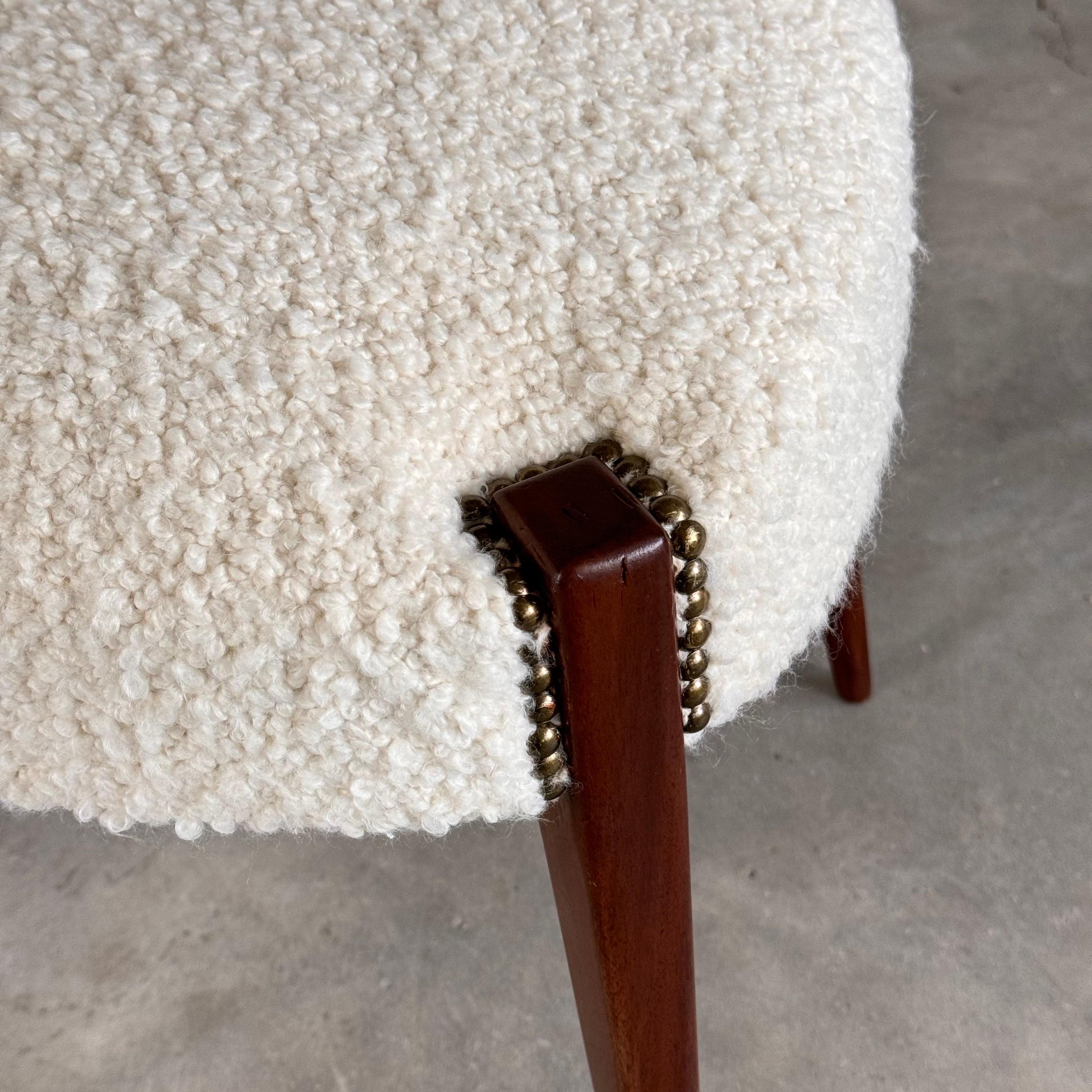 Pair of 1950s Paolo Buffa Chiavari Chairs in Ebonized Wood & White Bouclé For Sale 2
