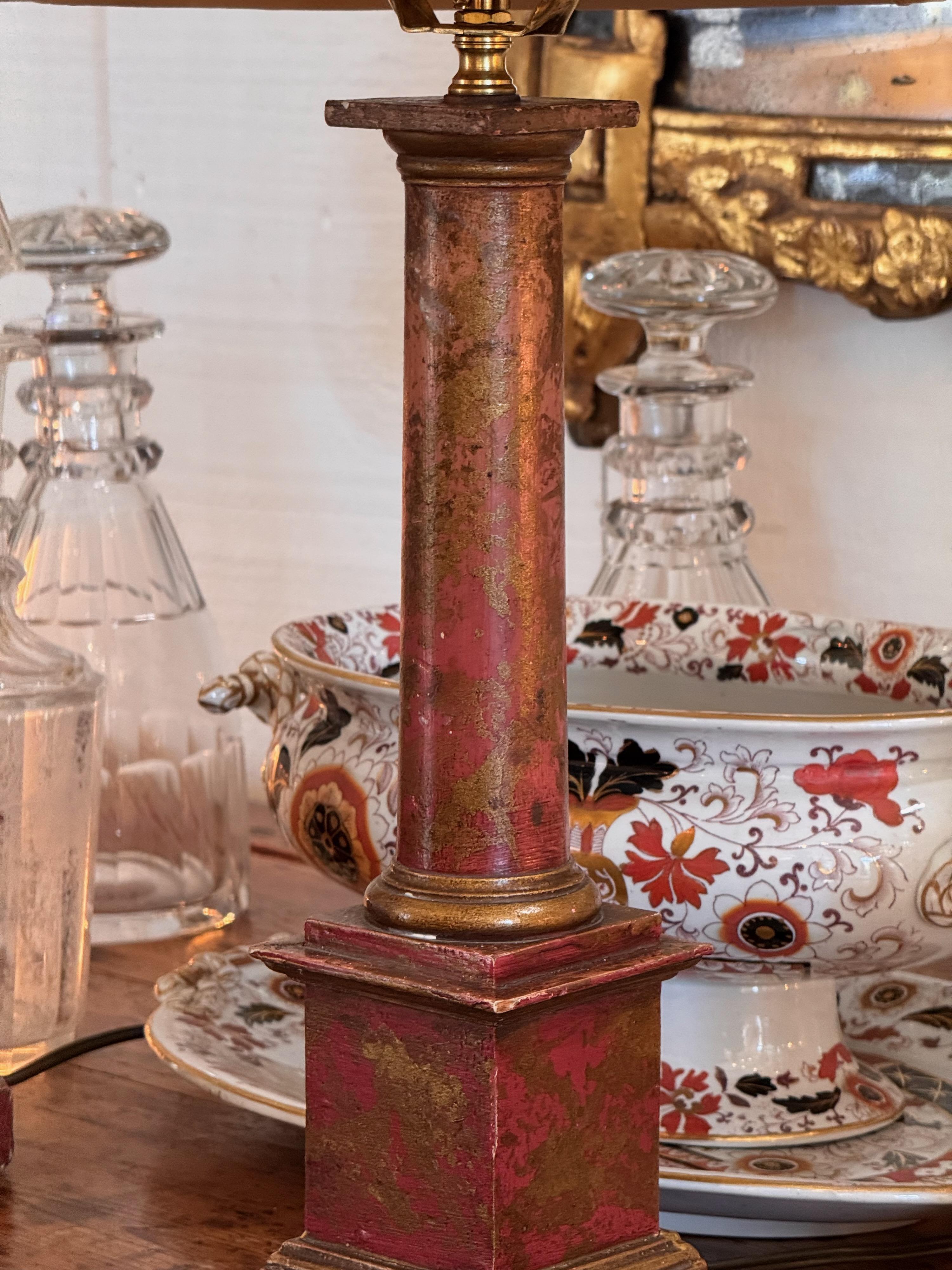 Pareja de lámparas de columna doradas de los años 50 Madera en venta