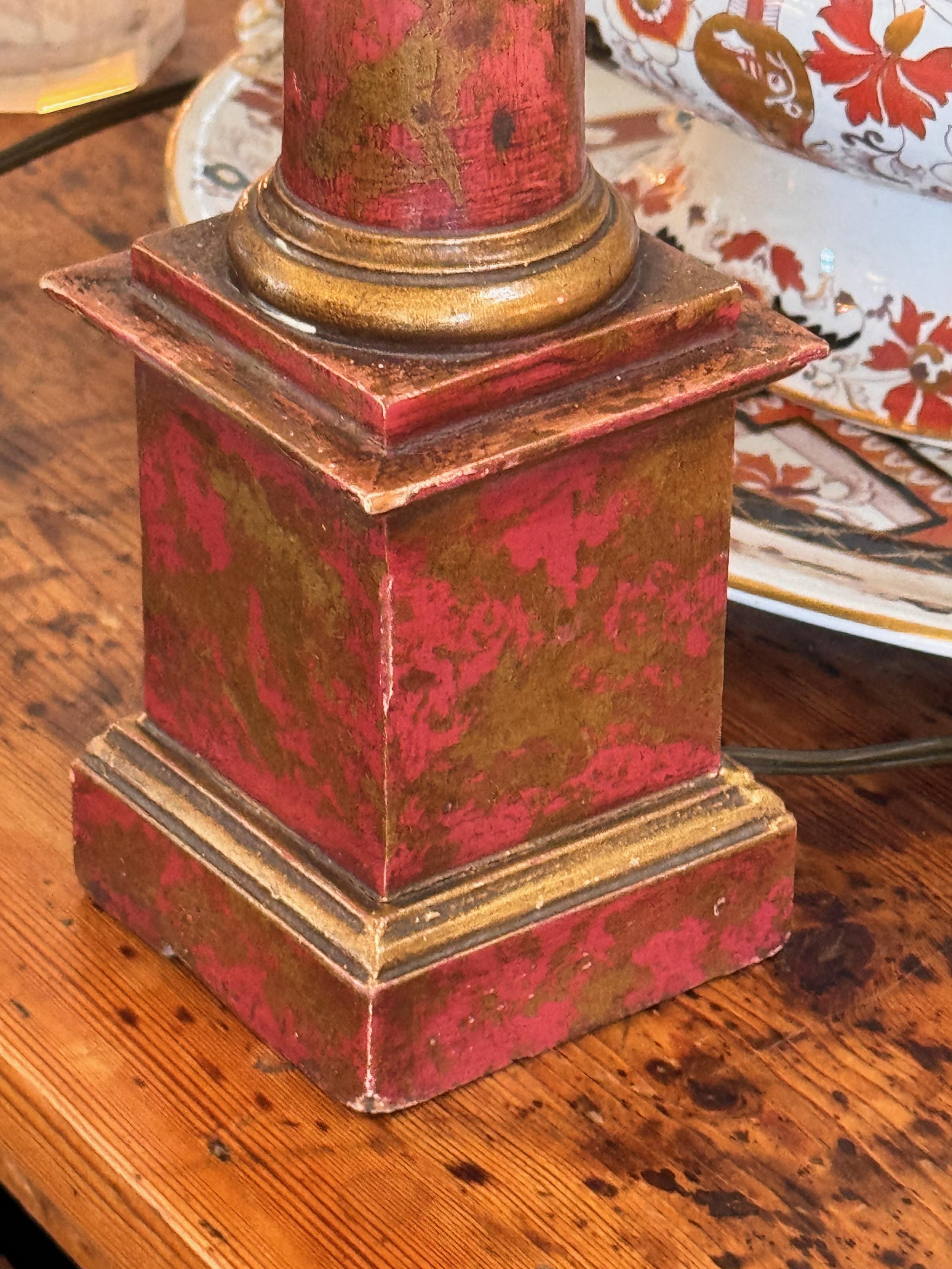 Pareja de lámparas de columna doradas de los años 50 en venta 1