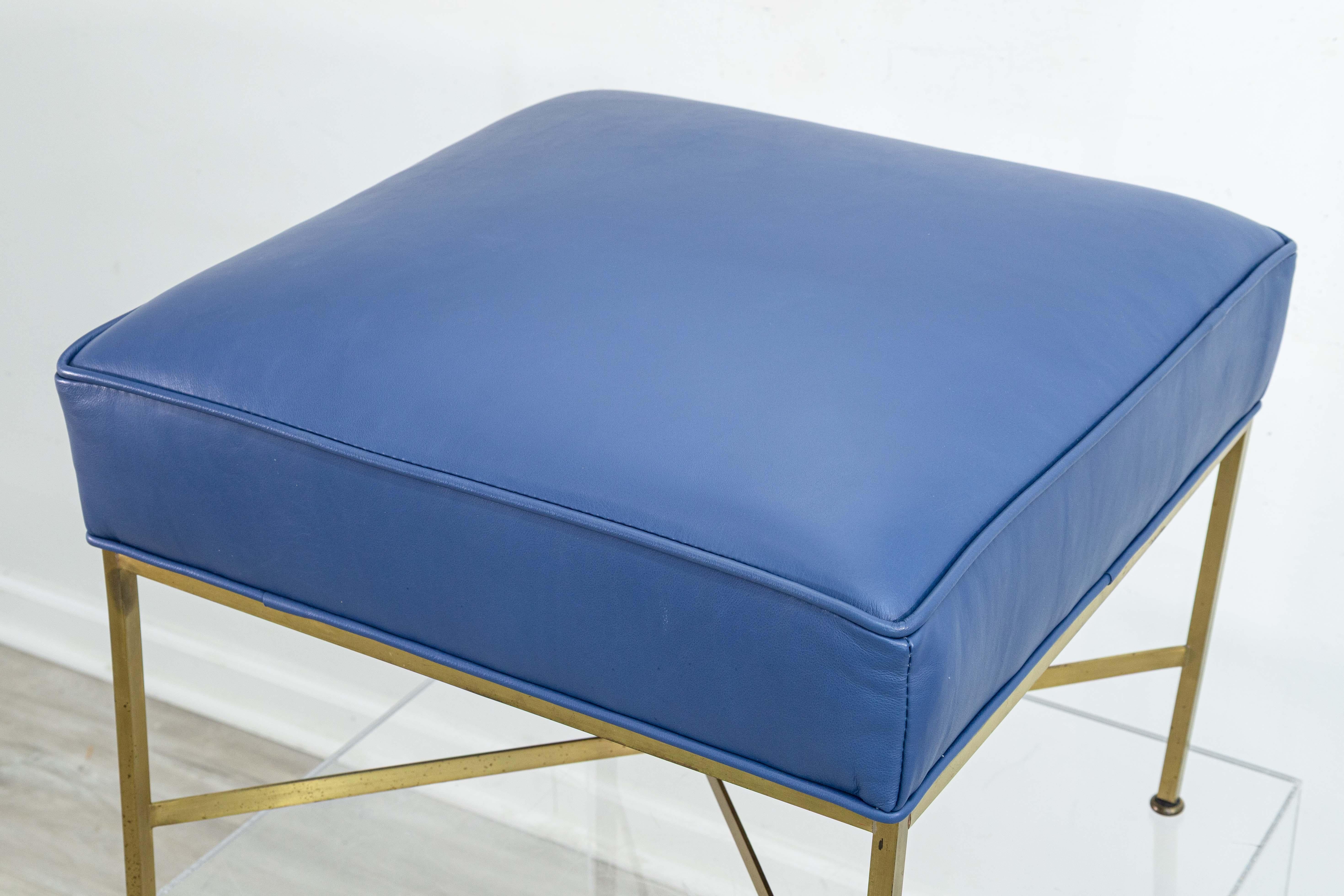 Mid-Century Modern Paire de tabourets ou d'ottomans en laiton à base en X Paul McCobb for Directional Navy des années 1950 en vente