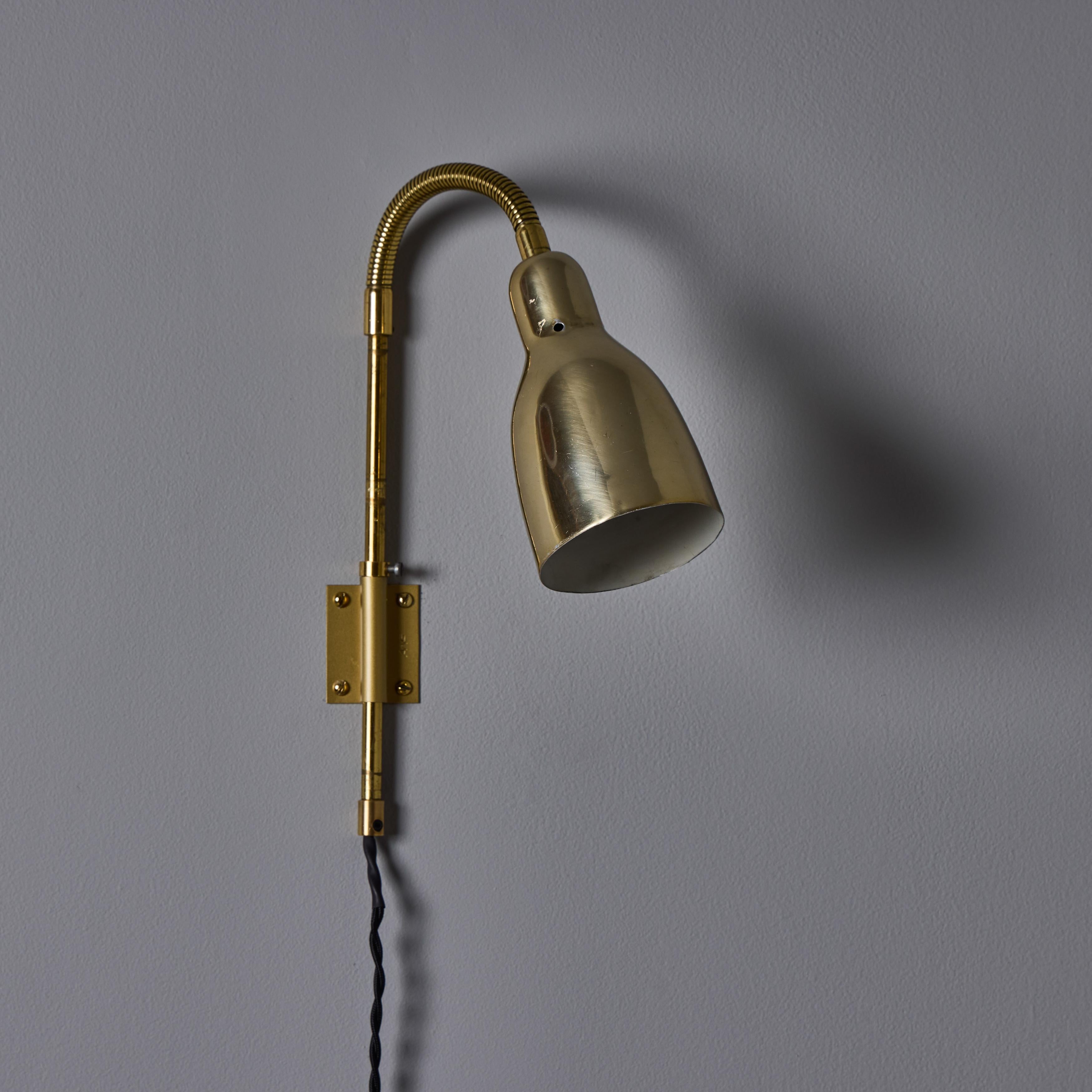 Paire d'appliques en laiton perforé des années 1950 attribuées à Lisa Johansson-Pape

Une paire d'appliques très sculpturales et fonctionnelles exécutées en laiton avec une élégante tige en laiton poli à col de cygne ajustable pour diriger la