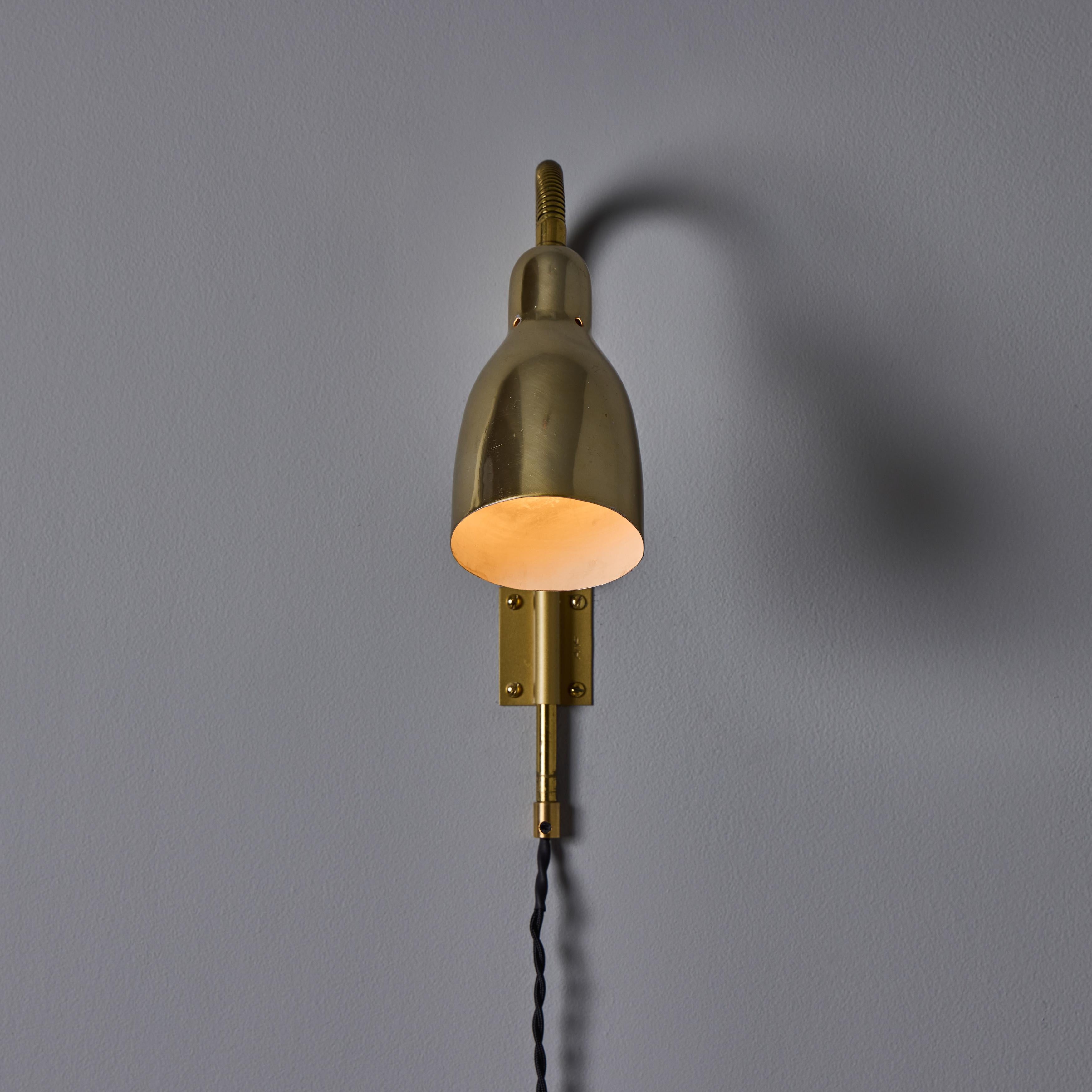 Scandinave moderne Paire d'appliques en laiton perforé des années 1950 attribuées à Lisa Johansson-Pape en vente