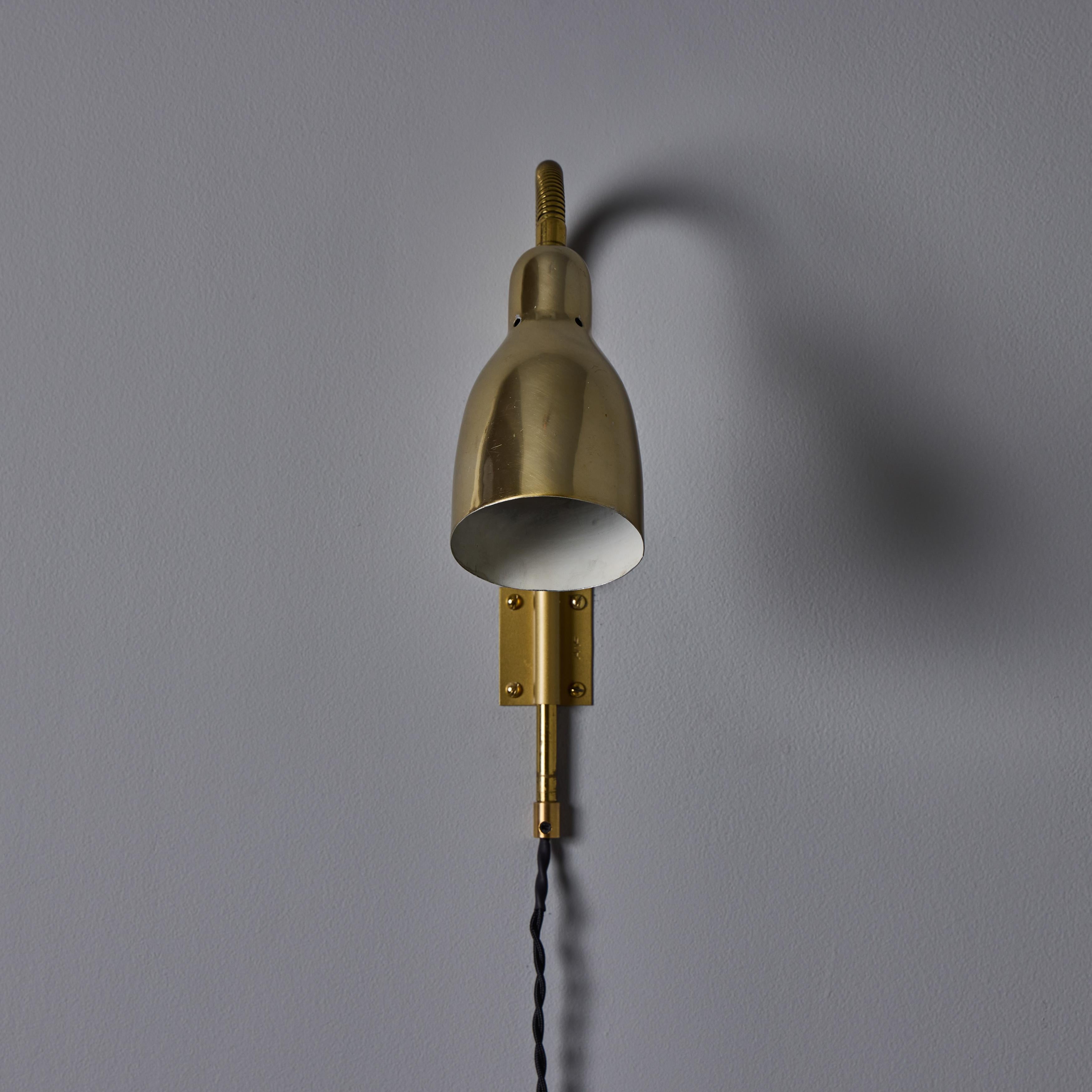 Finlandais Paire d'appliques en laiton perforé des années 1950 attribuées à Lisa Johansson-Pape en vente