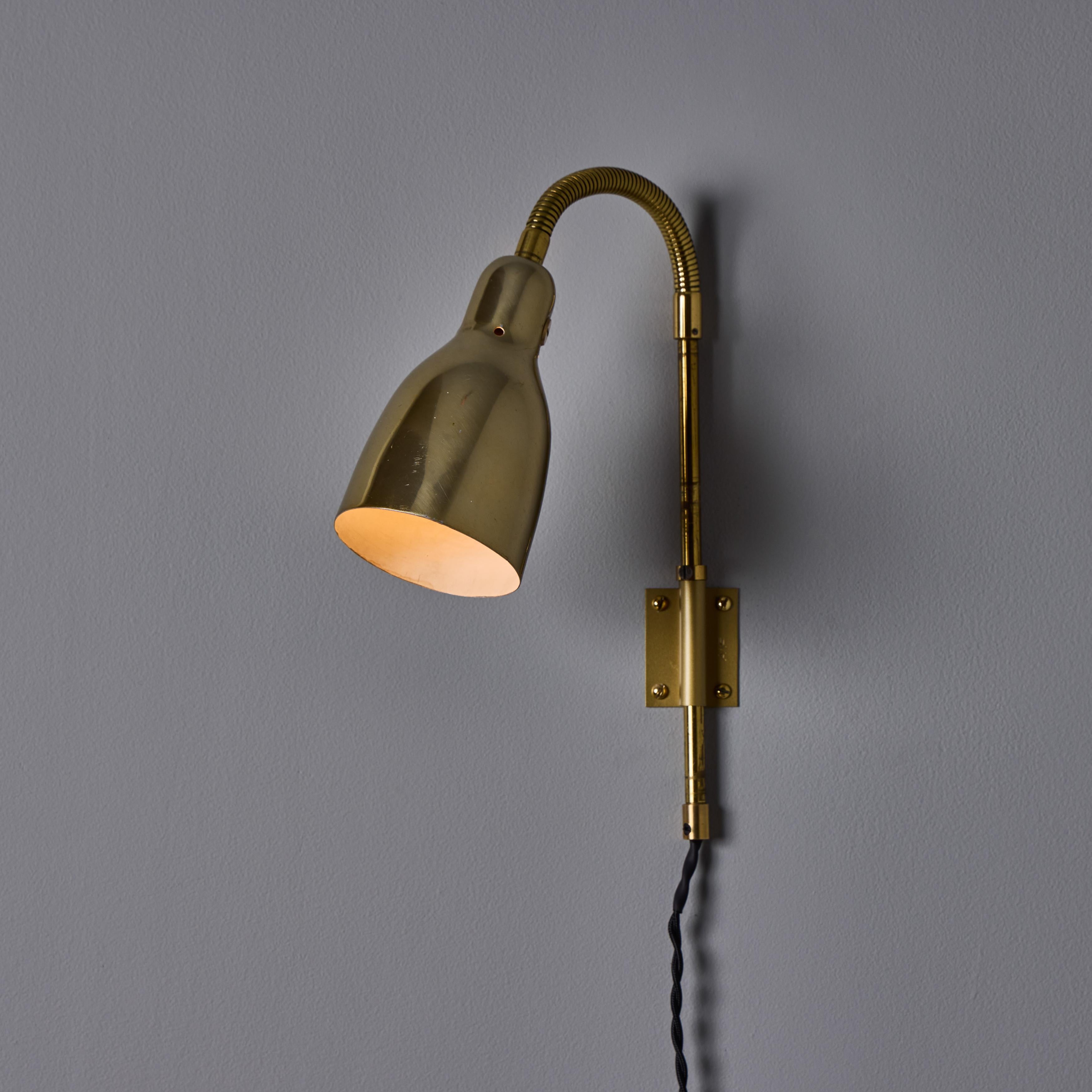 Paire d'appliques en laiton perforé des années 1950 attribuées à Lisa Johansson-Pape Bon état - En vente à Glendale, CA