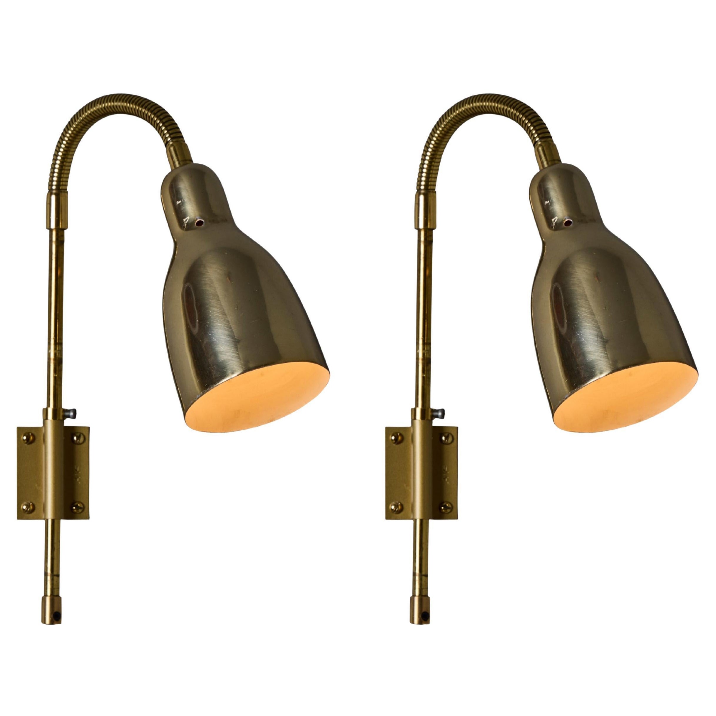 Paire d
appliques en laiton perforé des années 1950 attribuées à Lisa Johansson-Pape