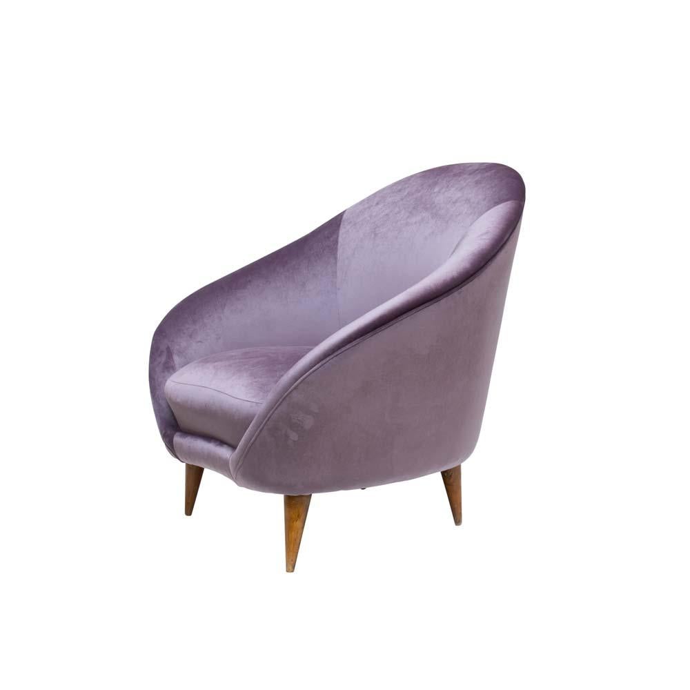 A pair of outstanding 1950s armchairs Italian design by Federico Munari. Curved back, wooden structure tapered conic legs re-upholstered in fine mauve color velvet fabric.
This Iconic pair is a great example of the best Italian design of that