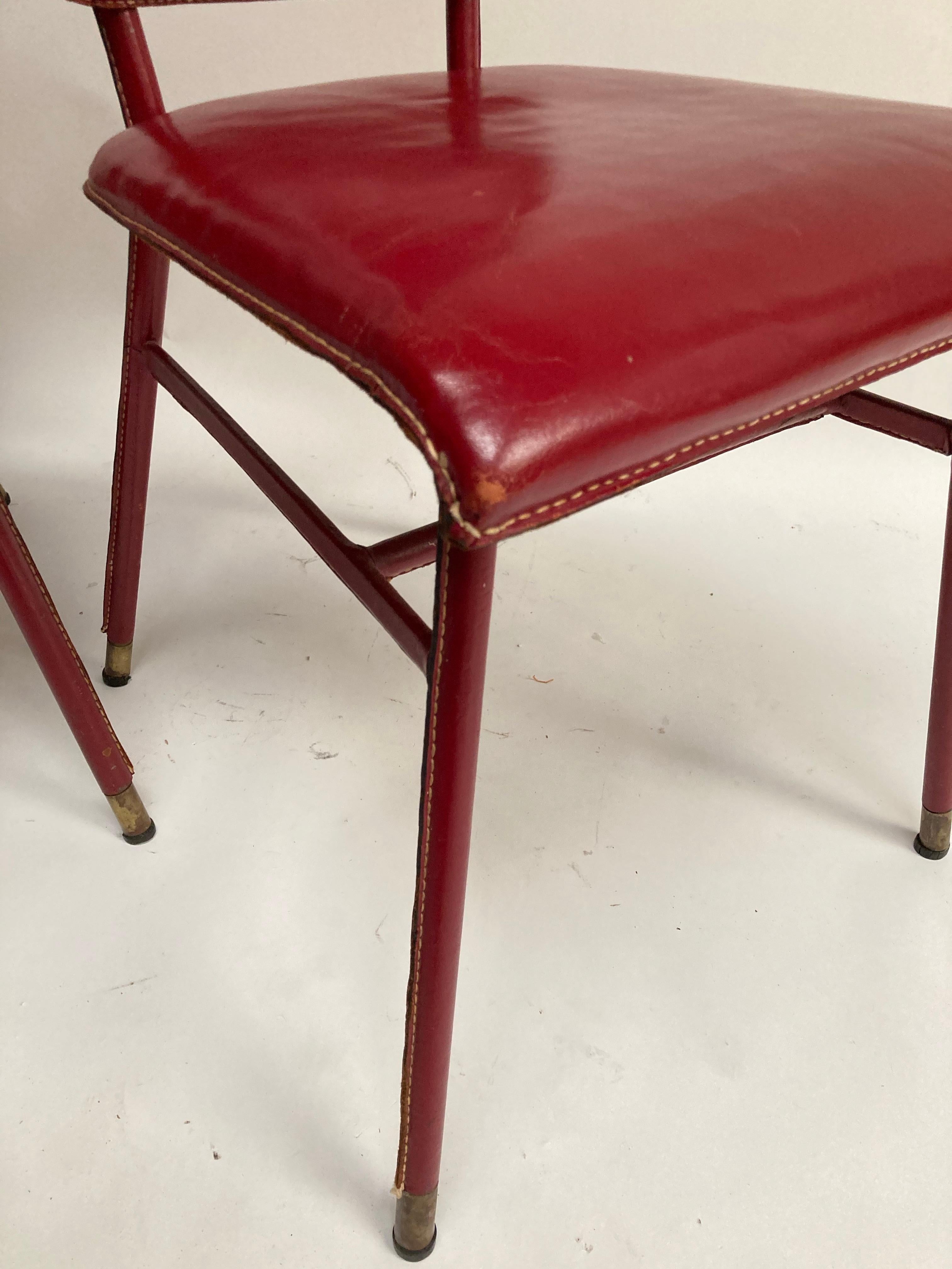 Français Paire de chaises en cuir rouge cousues par Jacques Adnet des années 1950 en vente