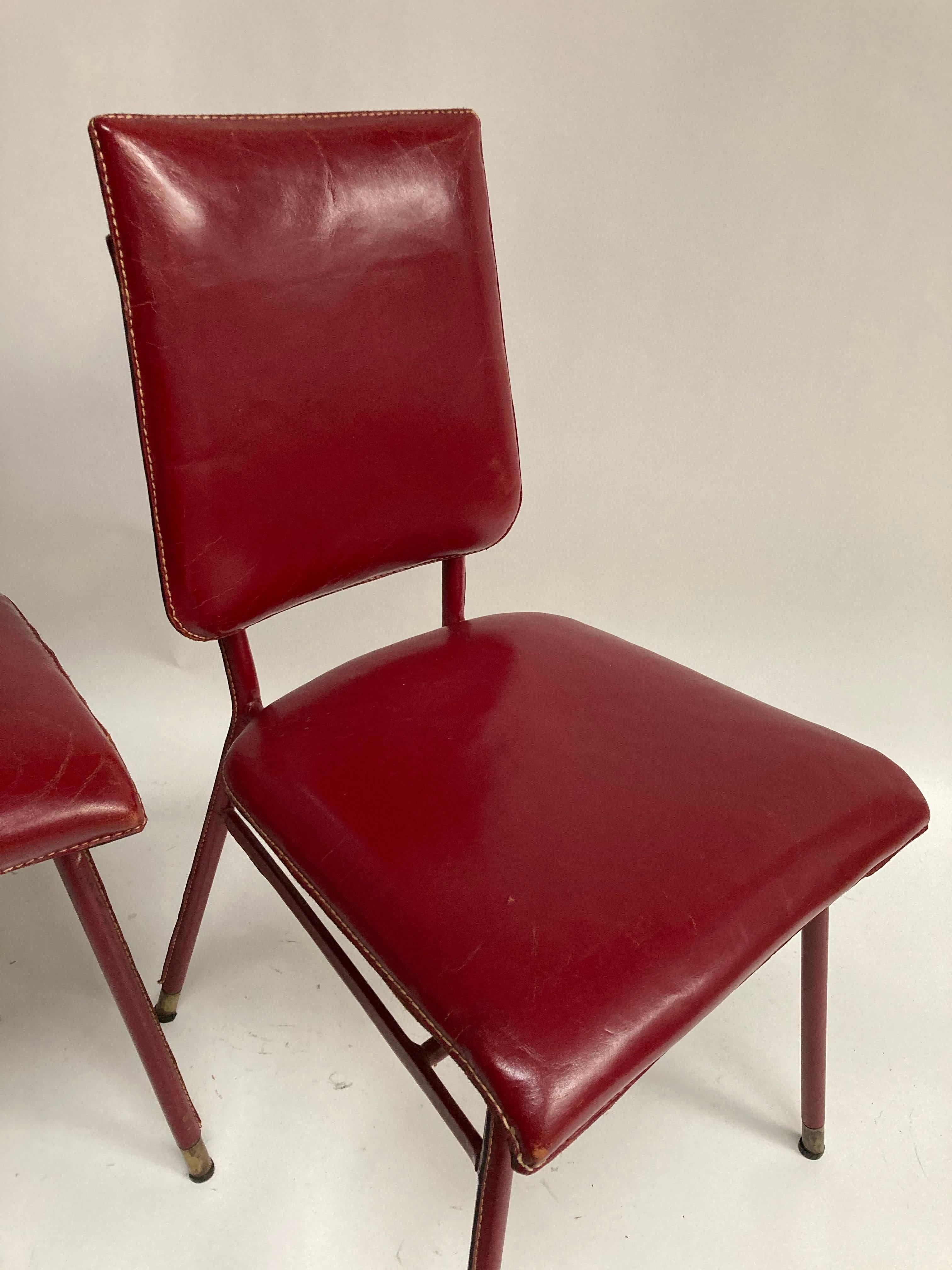 Paire de chaises en cuir rouge cousues par Jacques Adnet des années 1950 Bon état - En vente à Bois-Colombes, FR